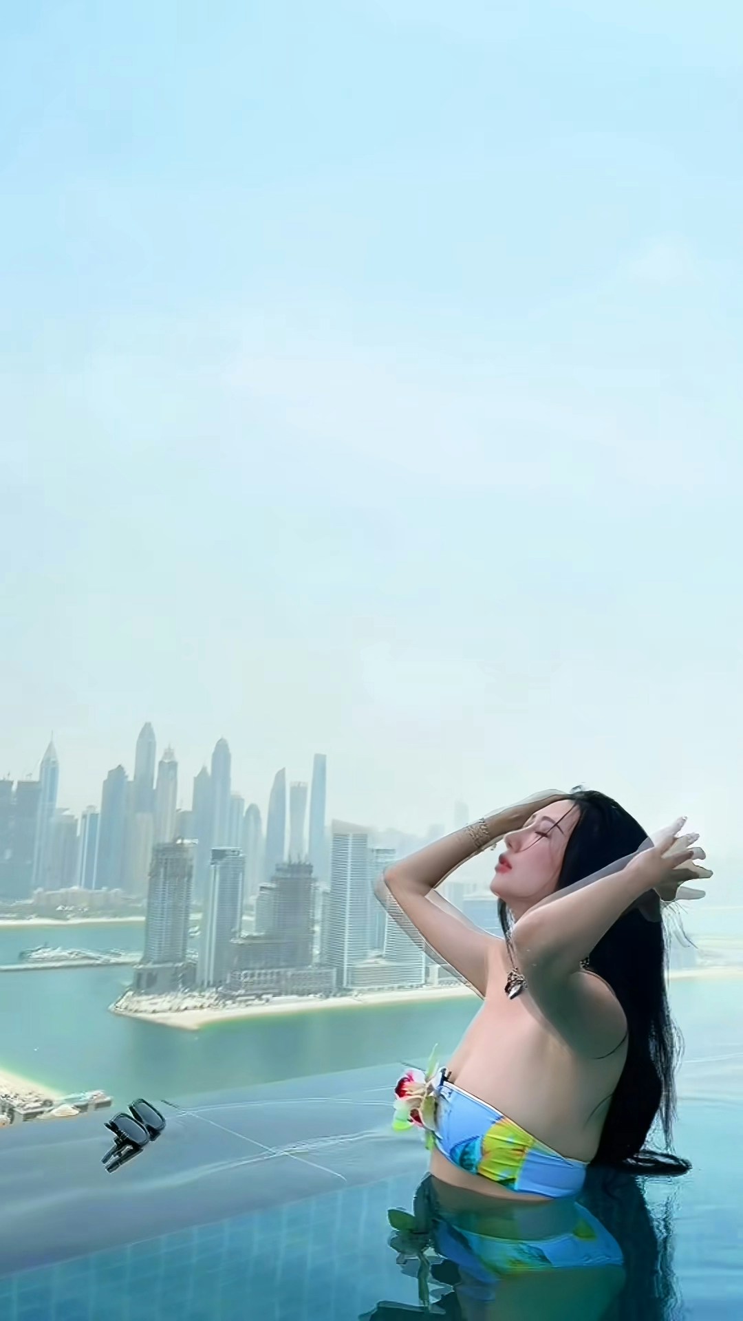 拨秀髮。（抖音@蒋丽莎）