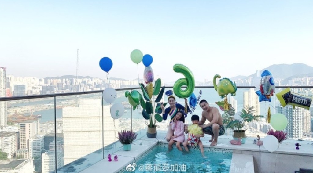 一家六口曾住复式豪宅，近年由上海回流返香港。（微博@蒋丽莎）
