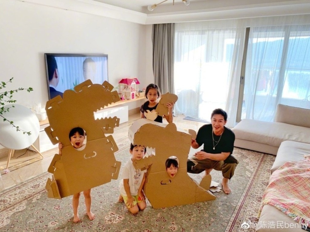 一家六口曾住复式豪宅，近年由上海回流返香港。（微博@蒋丽莎）