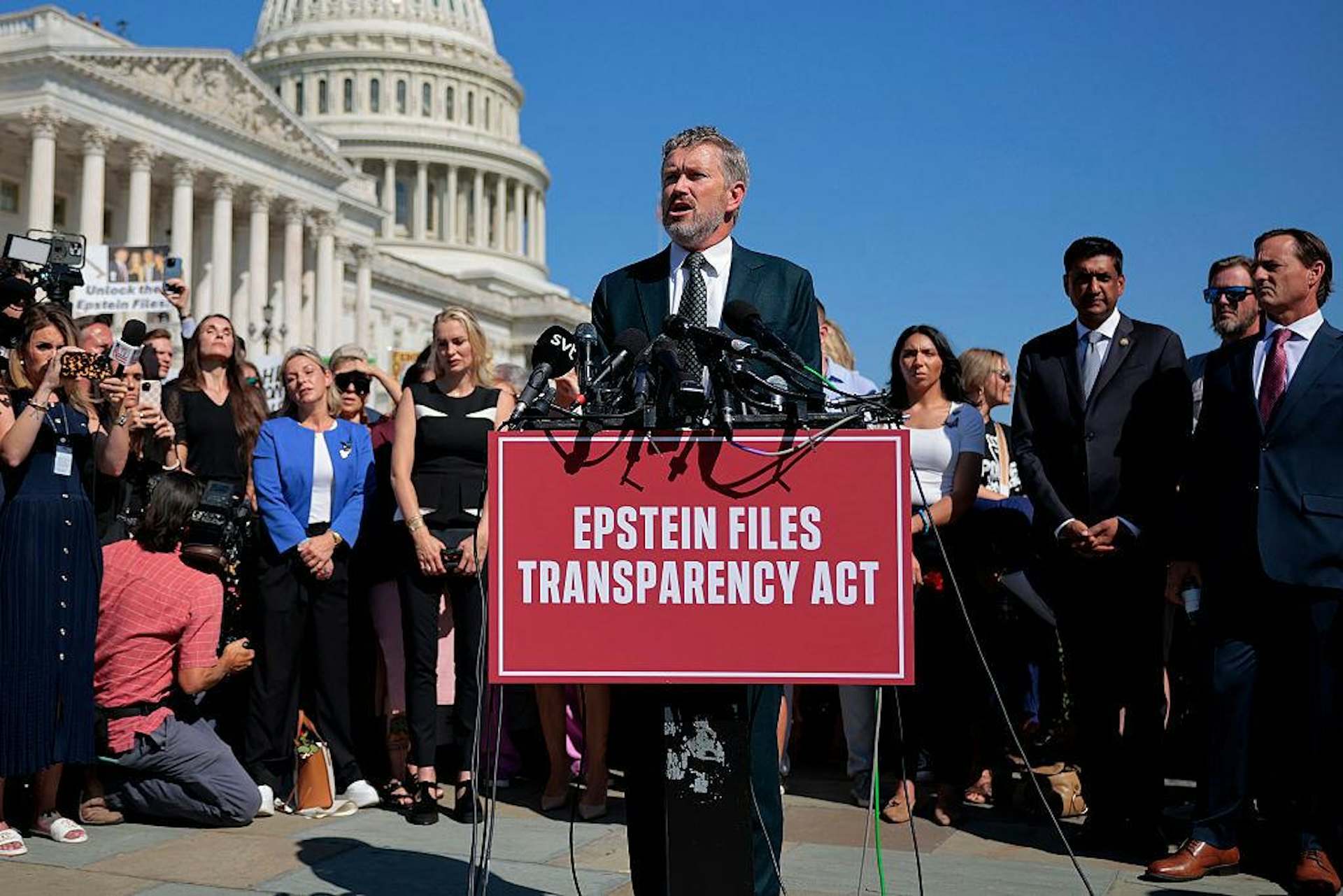 2025年9月3日,美國華盛頓,肯塔基州共和黨眾議員馬西(Thomas Massie,中)在國會大樓外與曾遭愛潑斯坦性侵的受害者舉行新聞發布會並發表講話。(Getty)