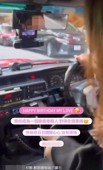 網上流傳影片，有金髮女子乘坐的士時，疑不滿前方私家車司機駕駛方式，竟於的士行駛期間俯身到前座，伸手擅自按動司機軚盤的「響咹」裝置。（fb群組「車cam L（香港群組）」影片截圖）