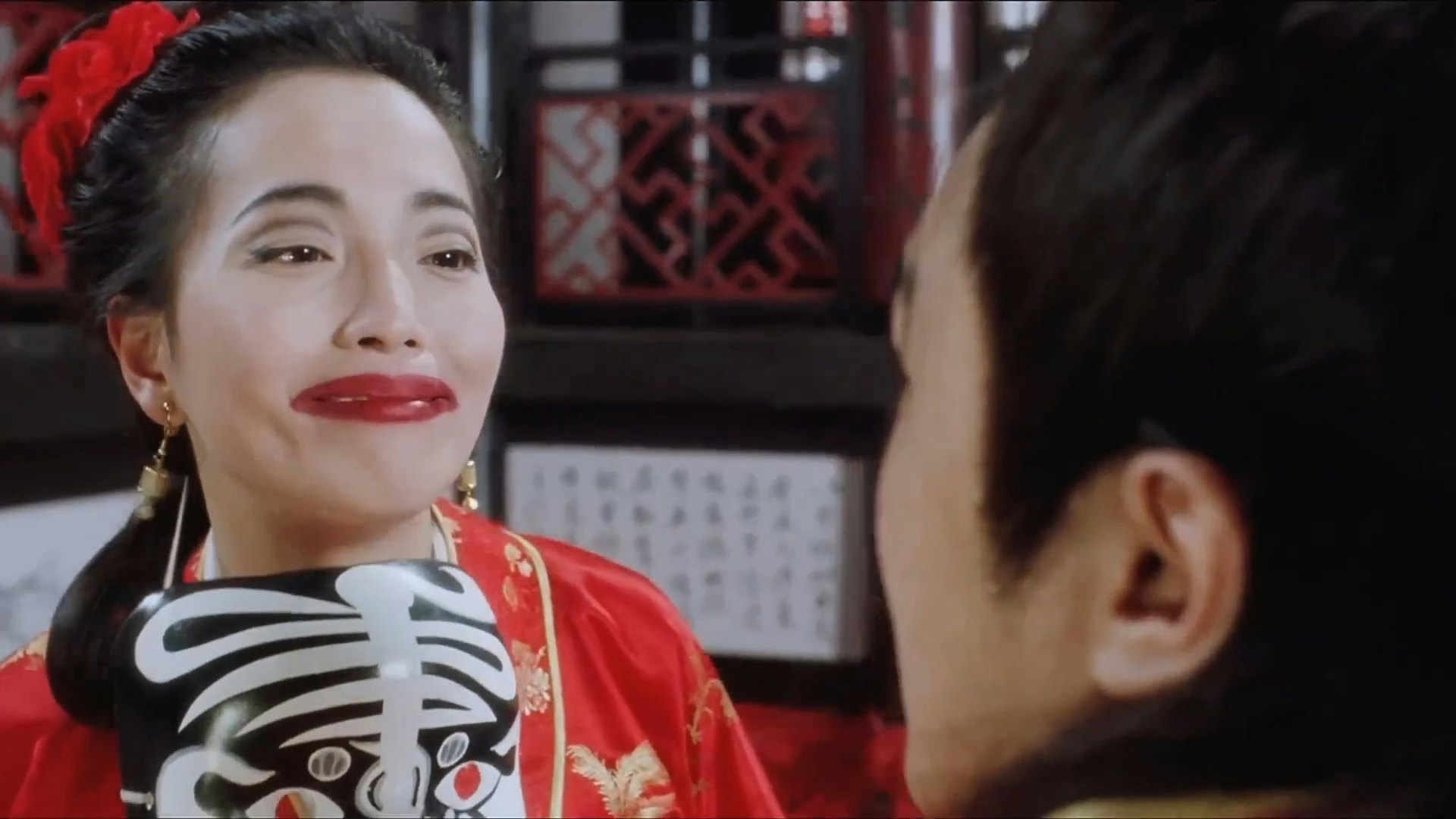 苑瓊丹真是把「石榴姐」一角所謂的丑表演到極致 (《唐伯虎點秋香》劇照) 苑瓊丹真是把「石榴姐」一角所謂的丑表演到極致 (《唐伯虎點秋香》劇照)