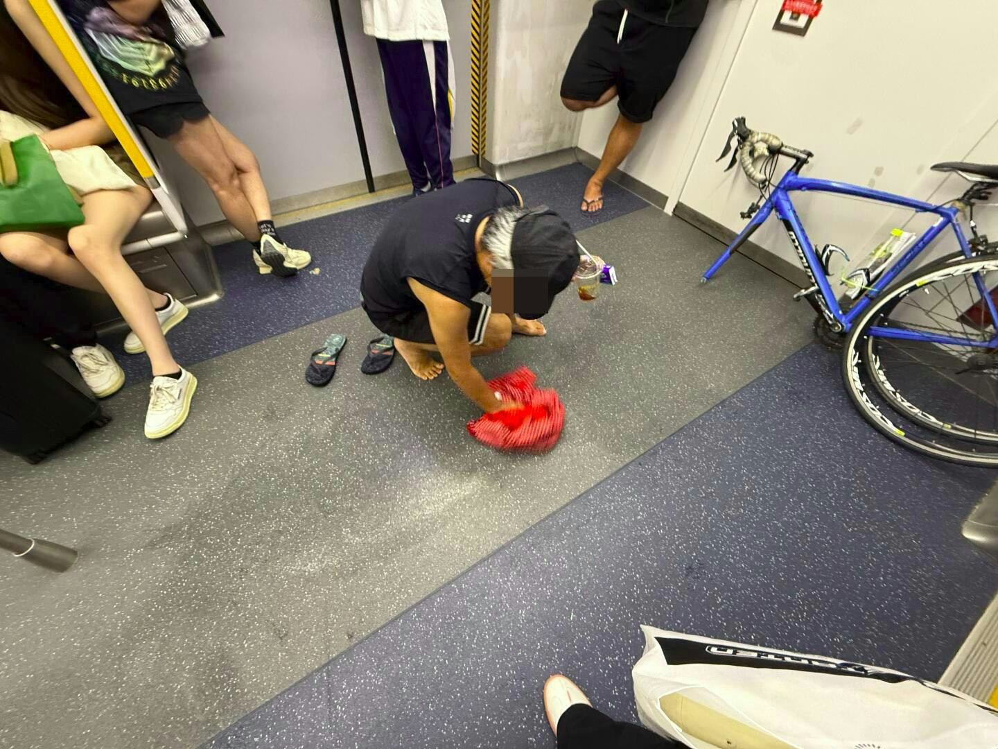 有港漂女生於小紅書發相發文,指8號風球下在港鐵車廂目擊暖心一幕。(小紅書) 有港漂女生於小紅書發相發文,指8號風球下在港鐵車廂目擊暖心一幕。(小紅書)