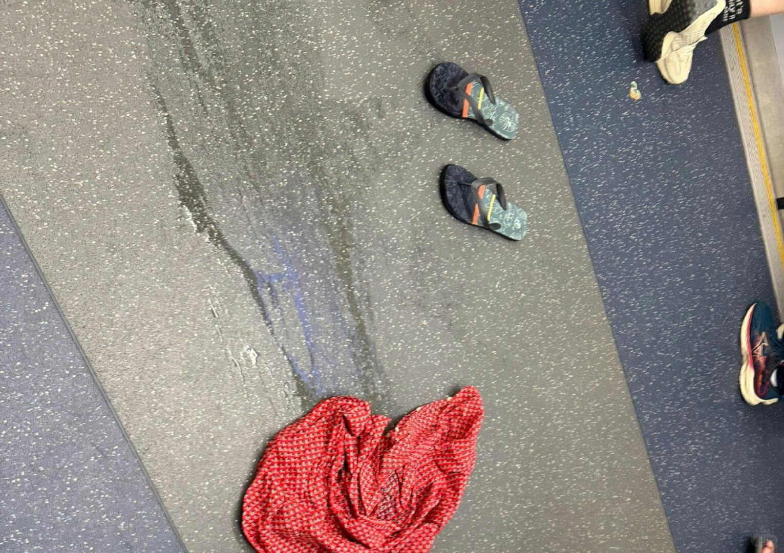 女乘客遞來1包紙巾,大叔接過紙巾從口袋裏掏出1件襯衫當抹布用,甚至連鞋也脫掉,用腳擦乾地板。(小紅書) 女乘客遞來1包紙巾,大叔接過紙巾從口袋裏掏出1件襯衫當抹布用,甚至連鞋也脫掉,用腳擦乾地板。(小紅書)