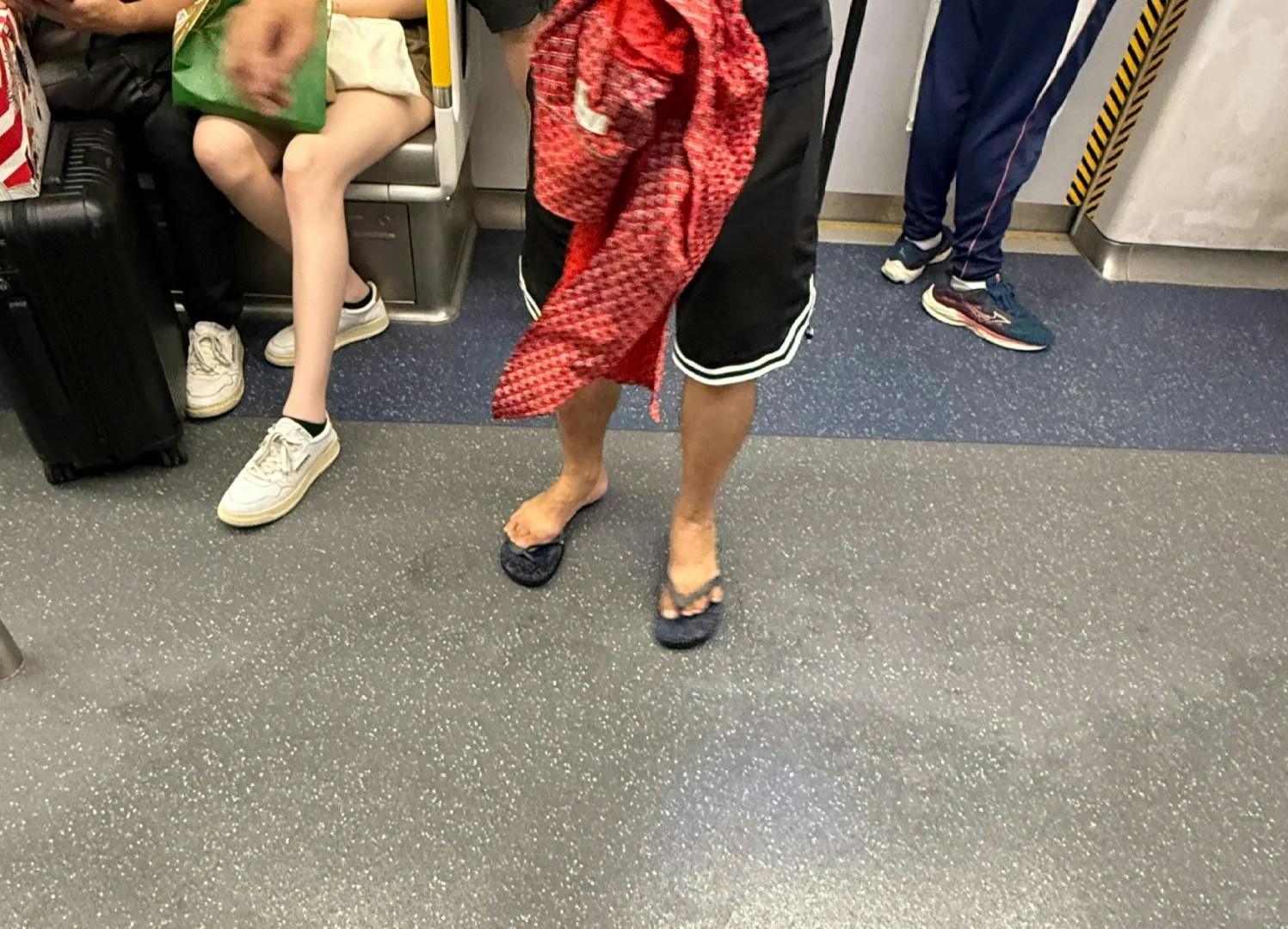 女乘客遞來1包紙巾,大叔接過紙巾從口袋裏掏出1件襯衫當抹布用,甚至連鞋也脫掉,用腳擦乾地板。(小紅書) 女乘客遞來1包紙巾,大叔接過紙巾從口袋裏掏出1件襯衫當抹布用,甚至連鞋也脫掉,用腳擦乾地板。(小紅書)