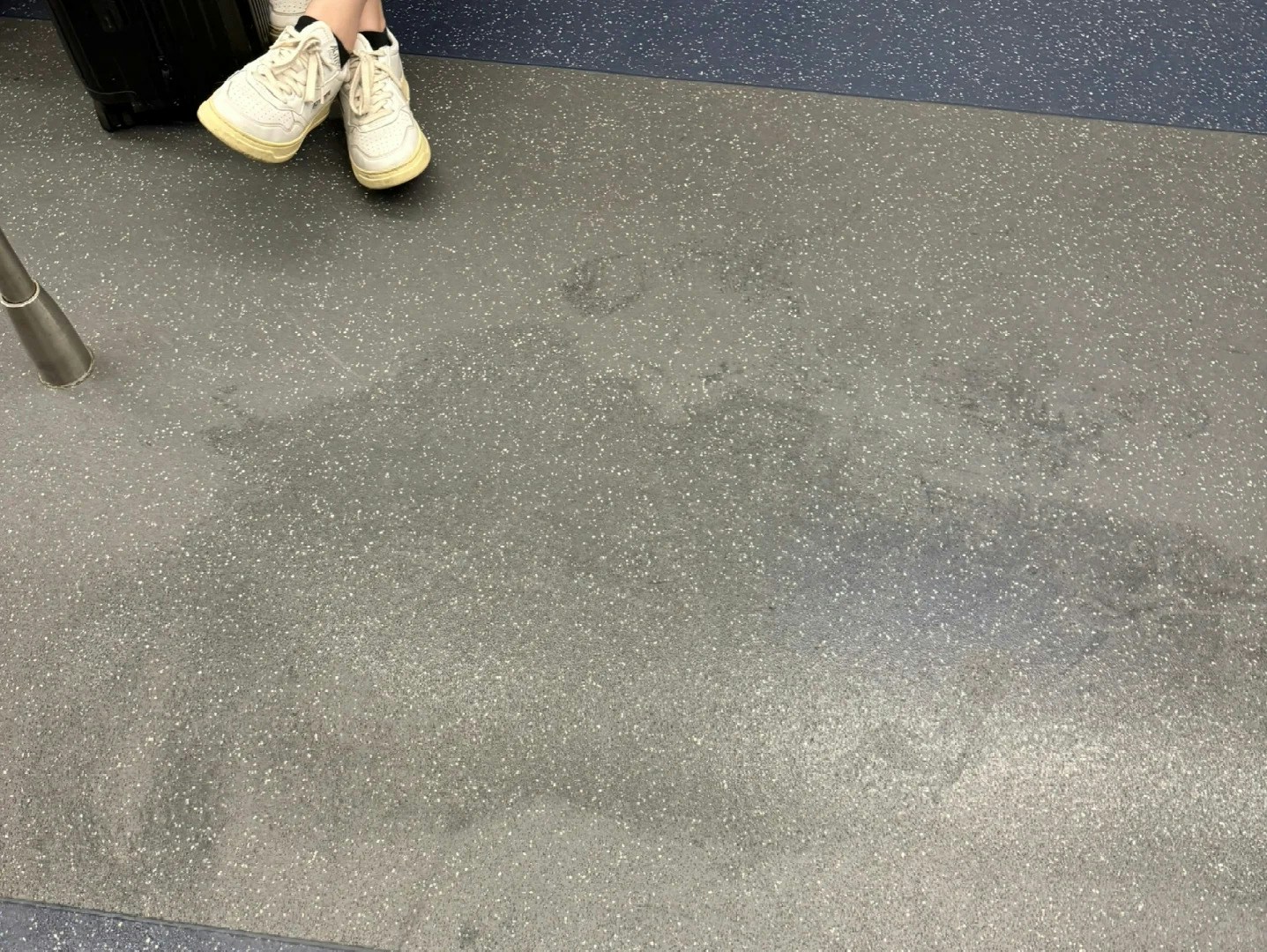 「地板乾淨的像什麼事都沒發生一樣」。（小紅書）