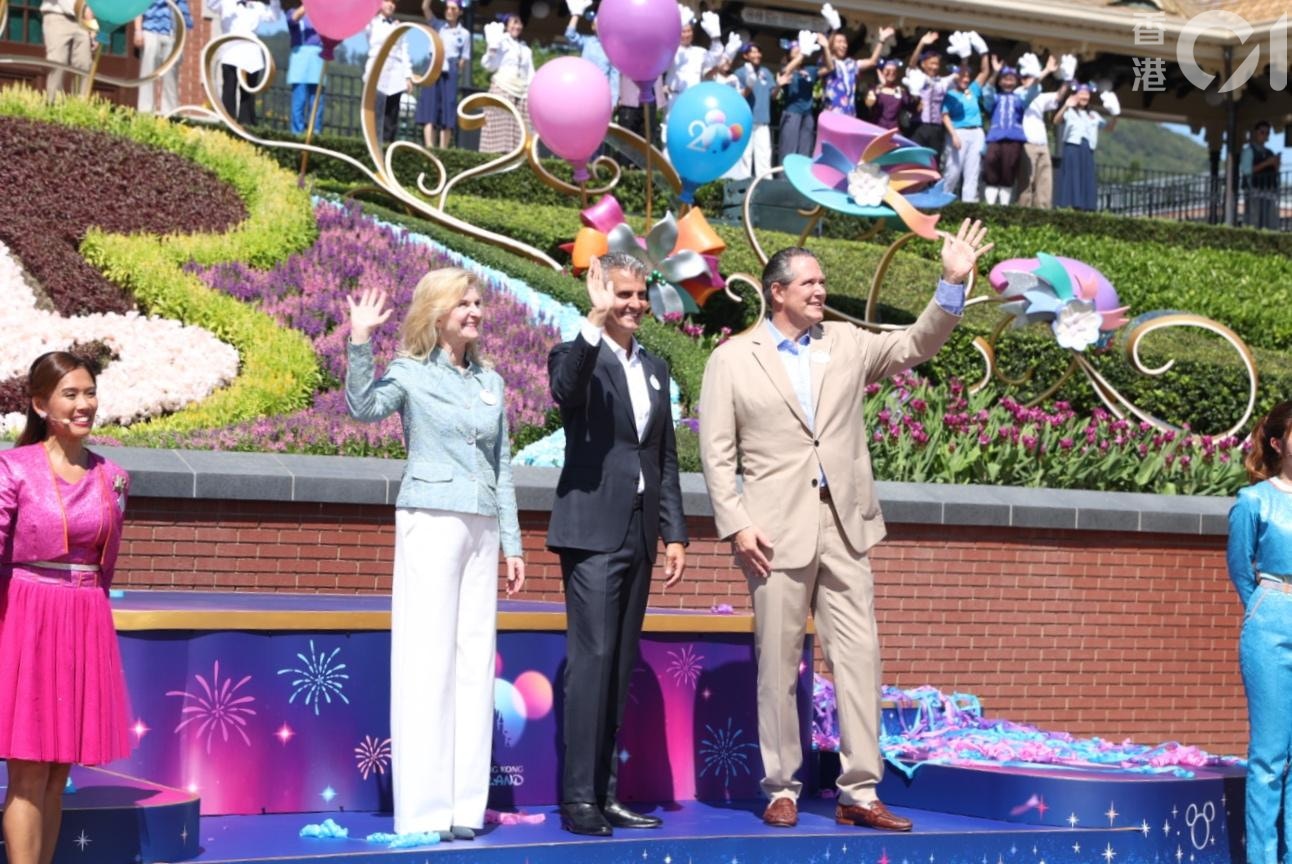 為慶祝香港迪士尼樂園度假區20周年，園方於今日（12日）開園時間，舉辦「20周年奇妙開園時刻」活動。（陳葦慈攝）