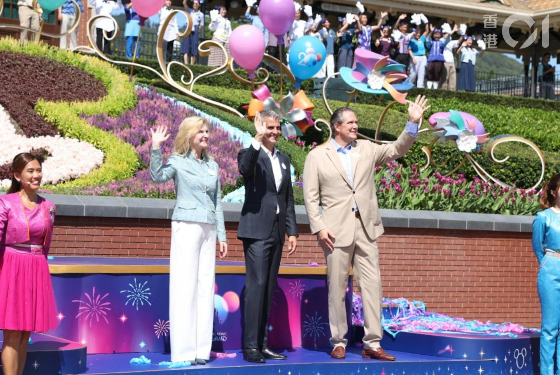 為慶祝香港迪士尼樂園度假區20周年,園方於今日(12日)開園時間,舉辦「20周年奇妙開園時刻」活動。(陳葦慈攝) 為慶祝香港迪士尼樂園度假區20周年,園方於今日(12日)開園時間,舉辦「20周年奇妙開園時刻」活動。(陳葦慈攝)