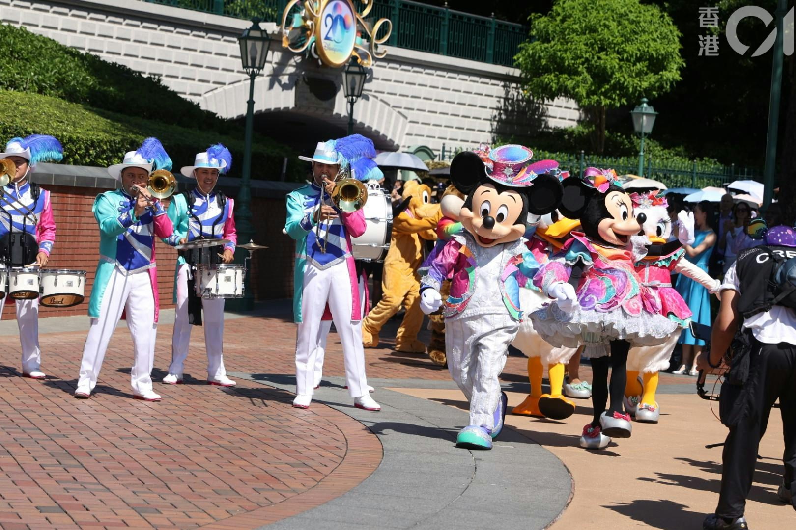 為慶祝香港迪士尼樂園度假區20周年，園方於今日（12日）開園時間，舉辦「20周年奇妙開園時刻」活動。（陳葦慈攝）