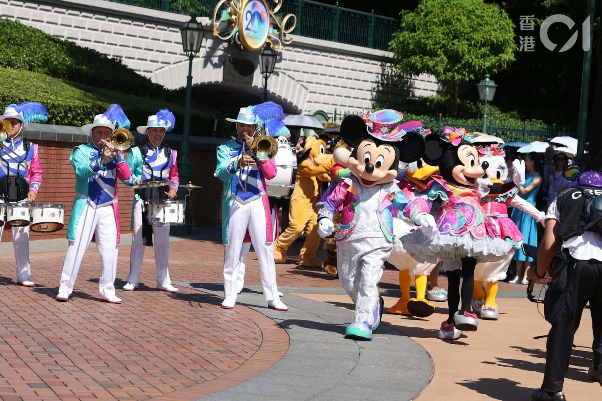 為慶祝香港迪士尼樂園度假區20周年,園方於今日(12日)開園時間,舉辦「20周年奇妙開園時刻」活動。(陳葦慈攝) 為慶祝香港迪士尼樂園度假區20周年,園方於今日(12日)開園時間,舉辦「20周年奇妙開園時刻」活動。(陳葦慈攝)