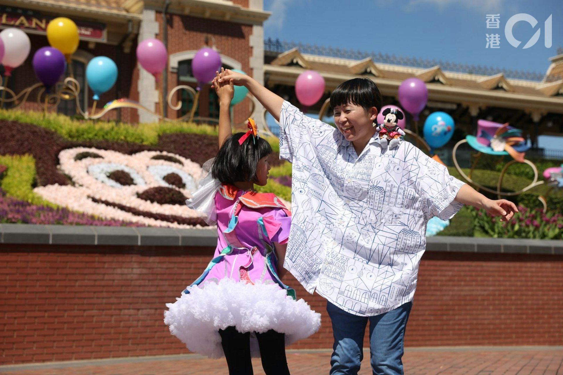 Sayaka Kishi稱,多年來曾到訪香港迪士尼樂園9次,為慶祝迪士尼20周年,她用上三天時間,親手為女兒設計今天穿的衣服,笑言這套衣服閃亮多彩(shiny and colourful)。(陳葦慈攝) Sayaka Kishi稱,多年來曾到訪香港迪士尼樂園9次,為慶祝迪士尼20周年,她用上三天時間,親手為女兒設計今天穿的衣服,笑言這套衣服閃亮多彩(shiny and colourful)。(陳葦慈攝)