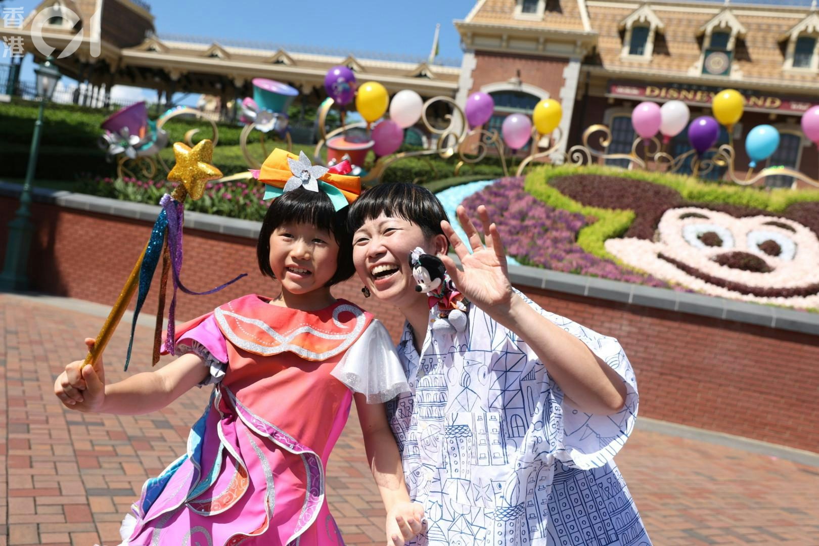 Sayaka Kishi稱，多年來曾到訪香港迪士尼樂園9次，為慶祝迪士尼20周年，她用上三天時間，親手為女兒設計今天穿的衣服，笑言這套衣服閃亮多彩（shiny and colourful）。（陳葦慈攝）