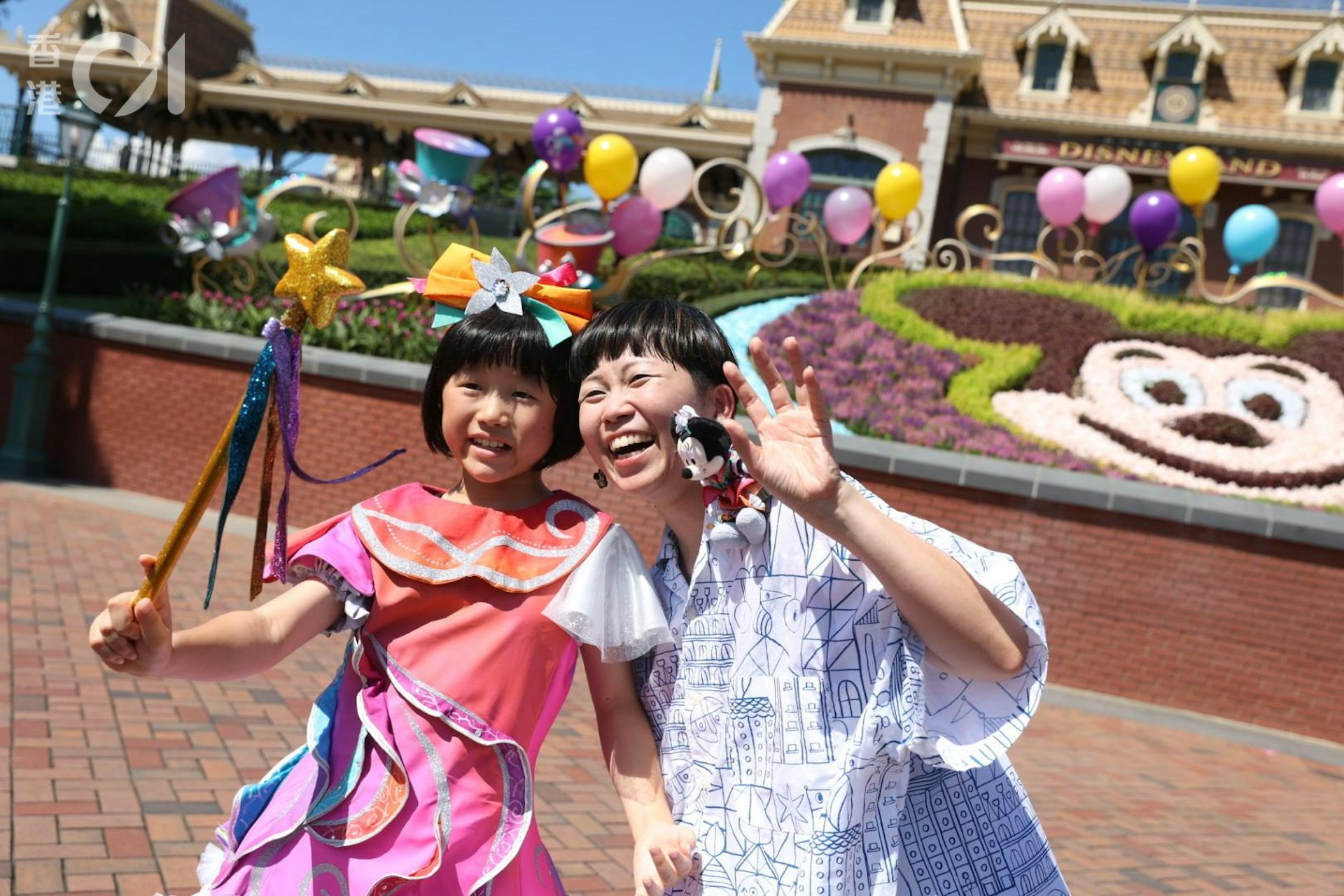 Sayaka Kishi稱,多年來曾到訪香港迪士尼樂園9次,為慶祝迪士尼20周年,她用上三天時間,親手為女兒設計今天穿的衣服,笑言這套衣服閃亮多彩(shiny and colourful)。(陳葦慈攝) Sayaka Kishi稱,多年來曾到訪香港迪士尼樂園9次,為慶祝迪士尼20周年,她用上三天時間,親手為女兒設計今天穿的衣服,笑言這套衣服閃亮多彩(shiny and colourful)。(陳葦慈攝)