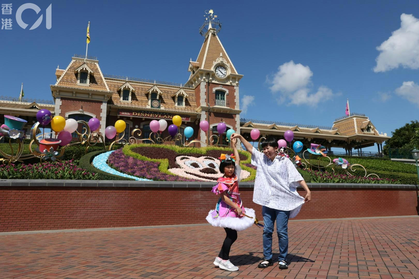 Sayaka Kishi稱，多年來曾到訪香港迪士尼樂園9次，為慶祝迪士尼20周年，她用上三天時間，親手為女兒設計今天穿的衣服，笑言這套衣服閃亮多彩（shiny and colourful）。（陳葦慈攝）