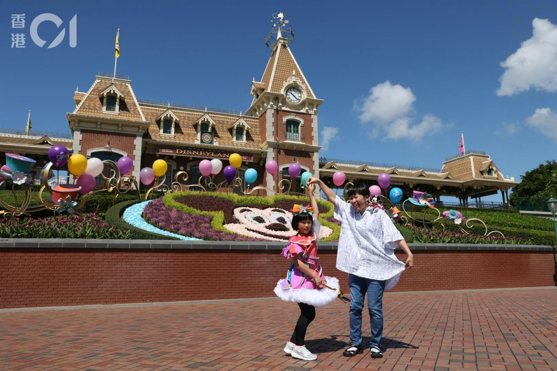 Sayaka Kishi稱,多年來曾到訪香港迪士尼樂園9次,為慶祝迪士尼20周年,她用上三天時間,親手為女兒設計今天穿的衣服,笑言這套衣服閃亮多彩(shiny and colourful)。(陳葦慈攝) Sayaka Kishi稱,多年來曾到訪香港迪士尼樂園9次,為慶祝迪士尼20周年,她用上三天時間,親手為女兒設計今天穿的衣服,笑言這套衣服閃亮多彩(shiny and colourful)。(陳葦慈攝)