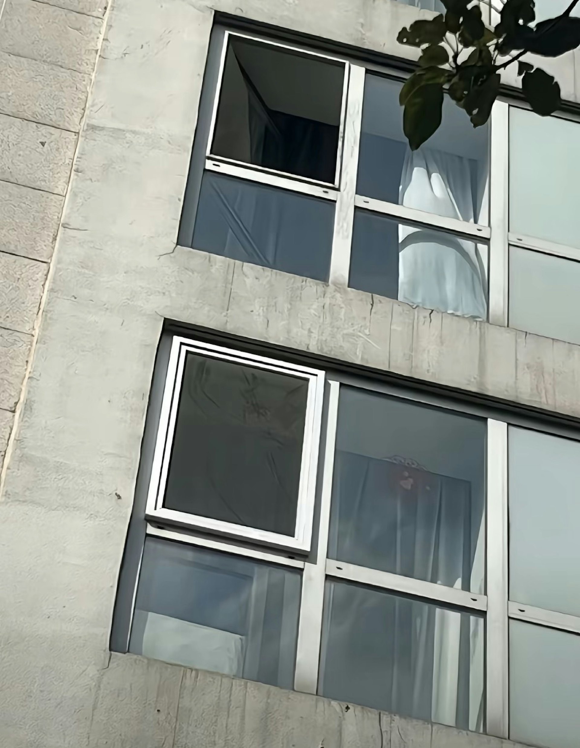 不少網民對於于朦朧墜樓身故一事存在質疑。(微博圖片)