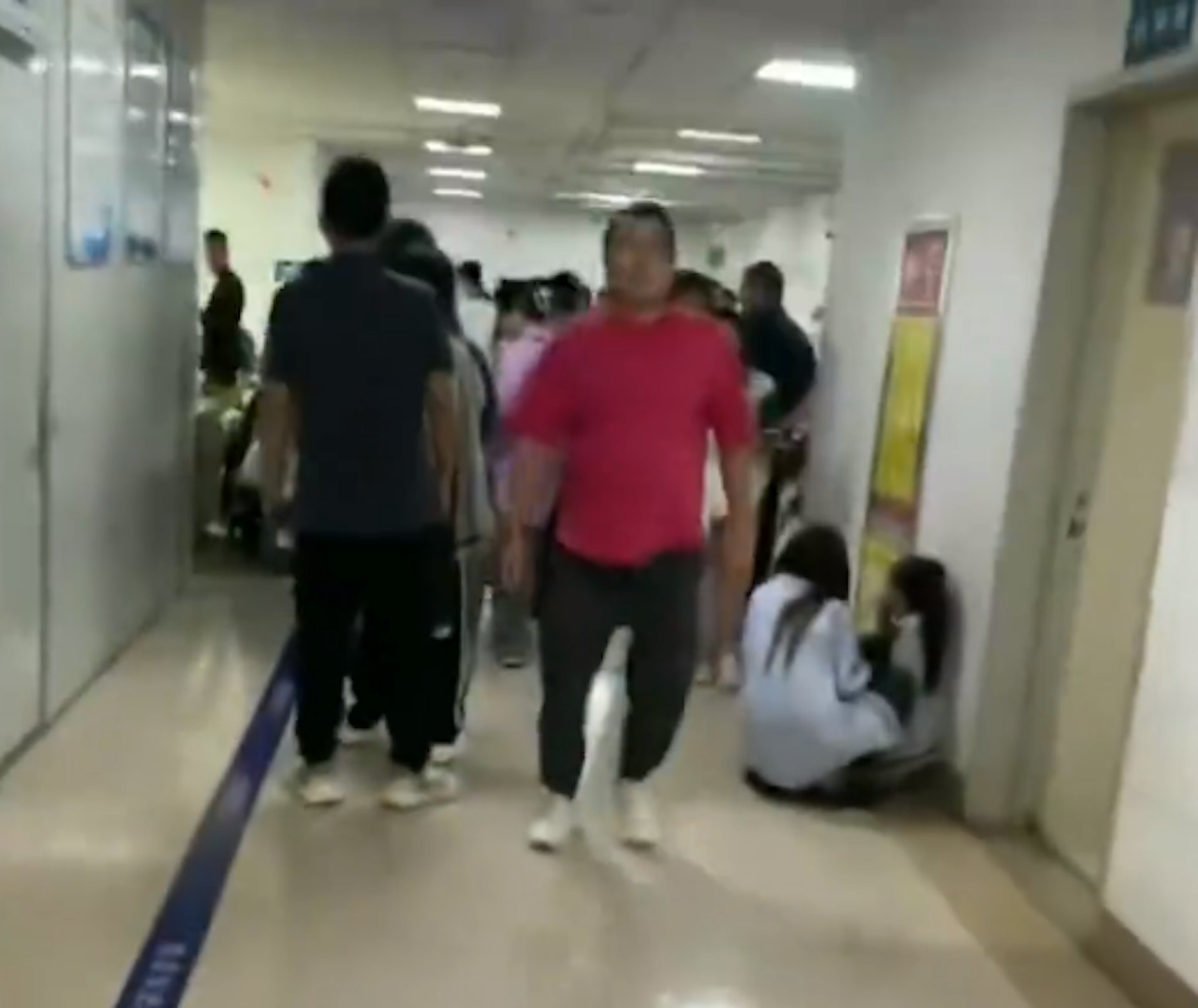 山东济宁有学校多名师生出现呕吐、肚痛。 (视频截图)