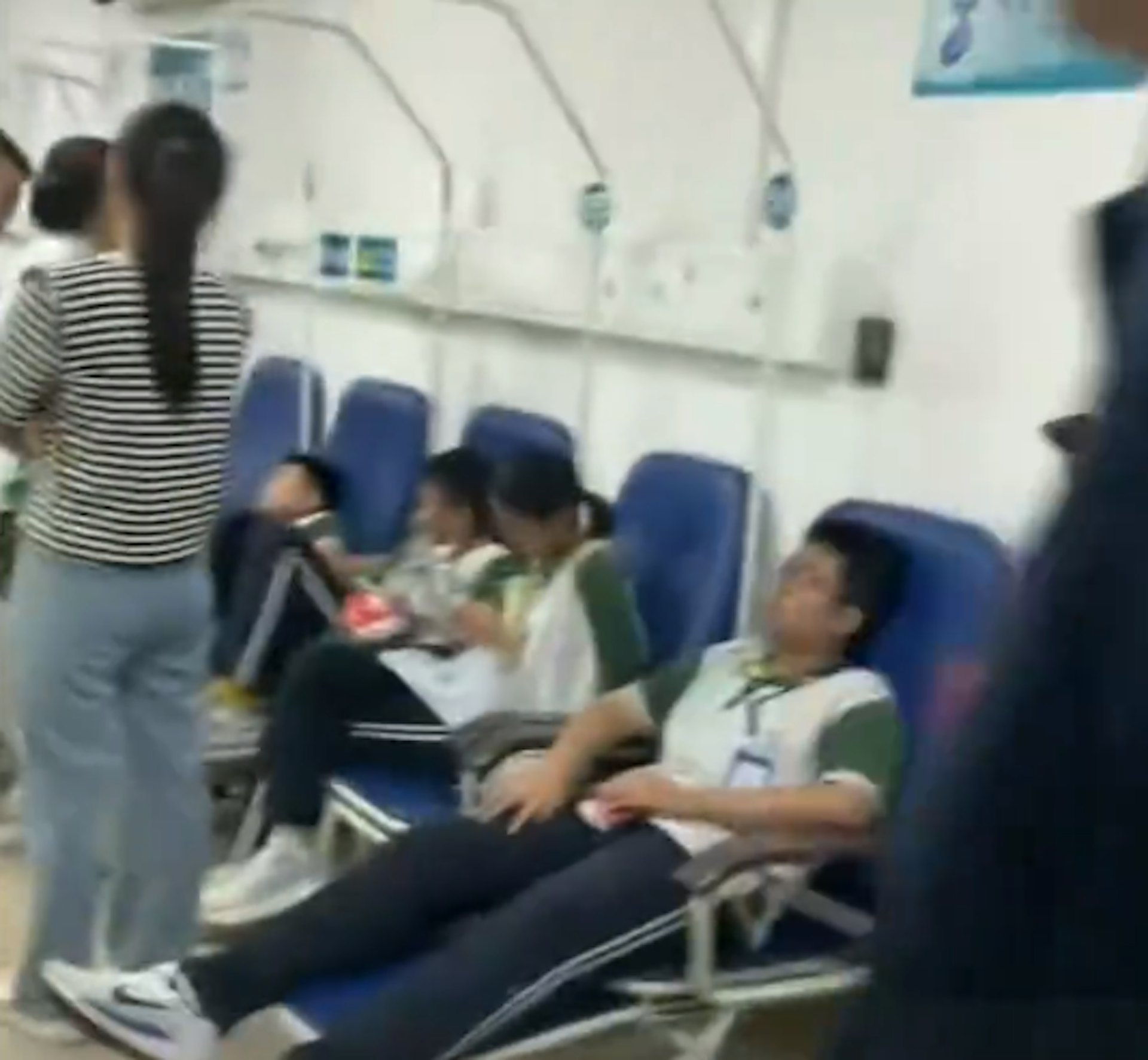 山东济宁有学校多名师生出现呕吐、肚痛。 (视频截图)