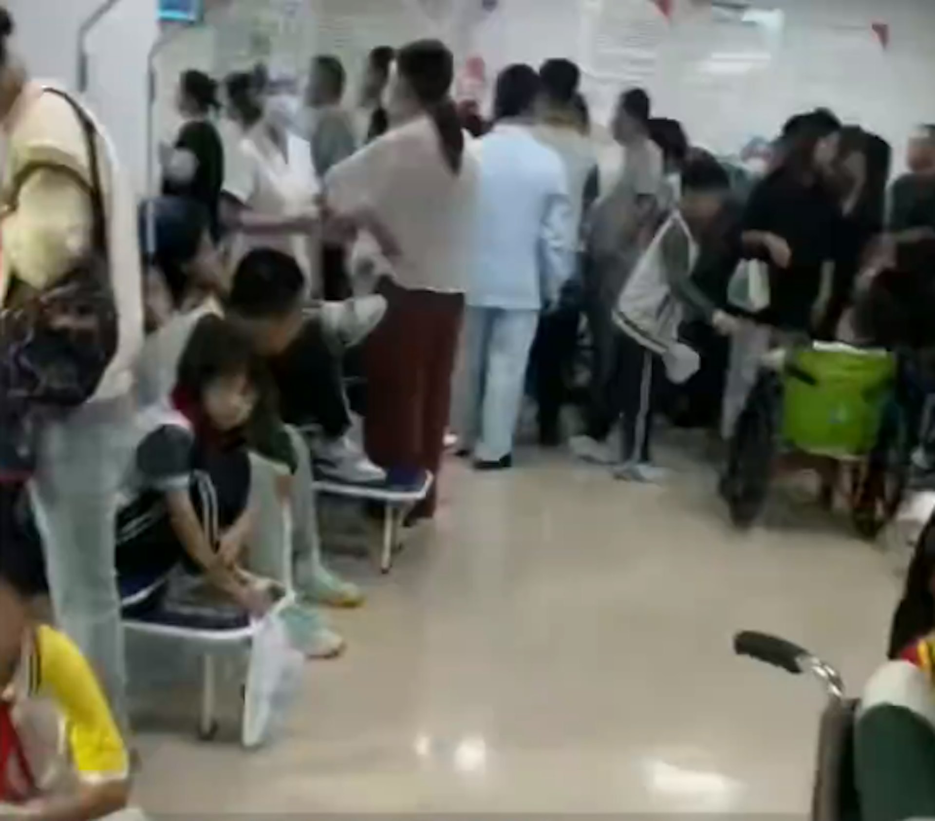 当局通报指,在院留观治疗138人,均为轻症。 (视频截图)