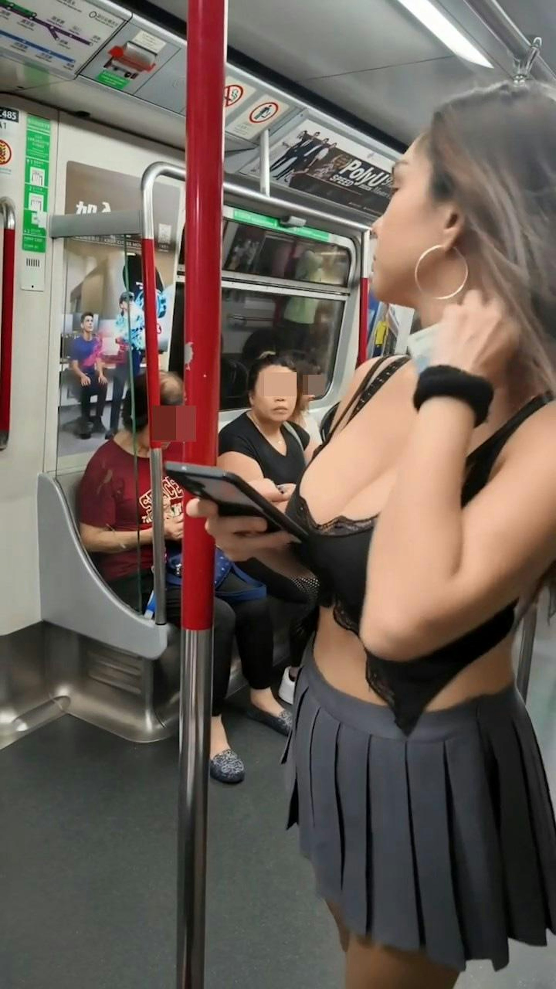 女生上身僅穿低胸「Bra Top」,下身穿超短百摺迷你裙,不斷搔首弄姿擺「POSE」打卡,由同行友人拍攝。(影片截圖)