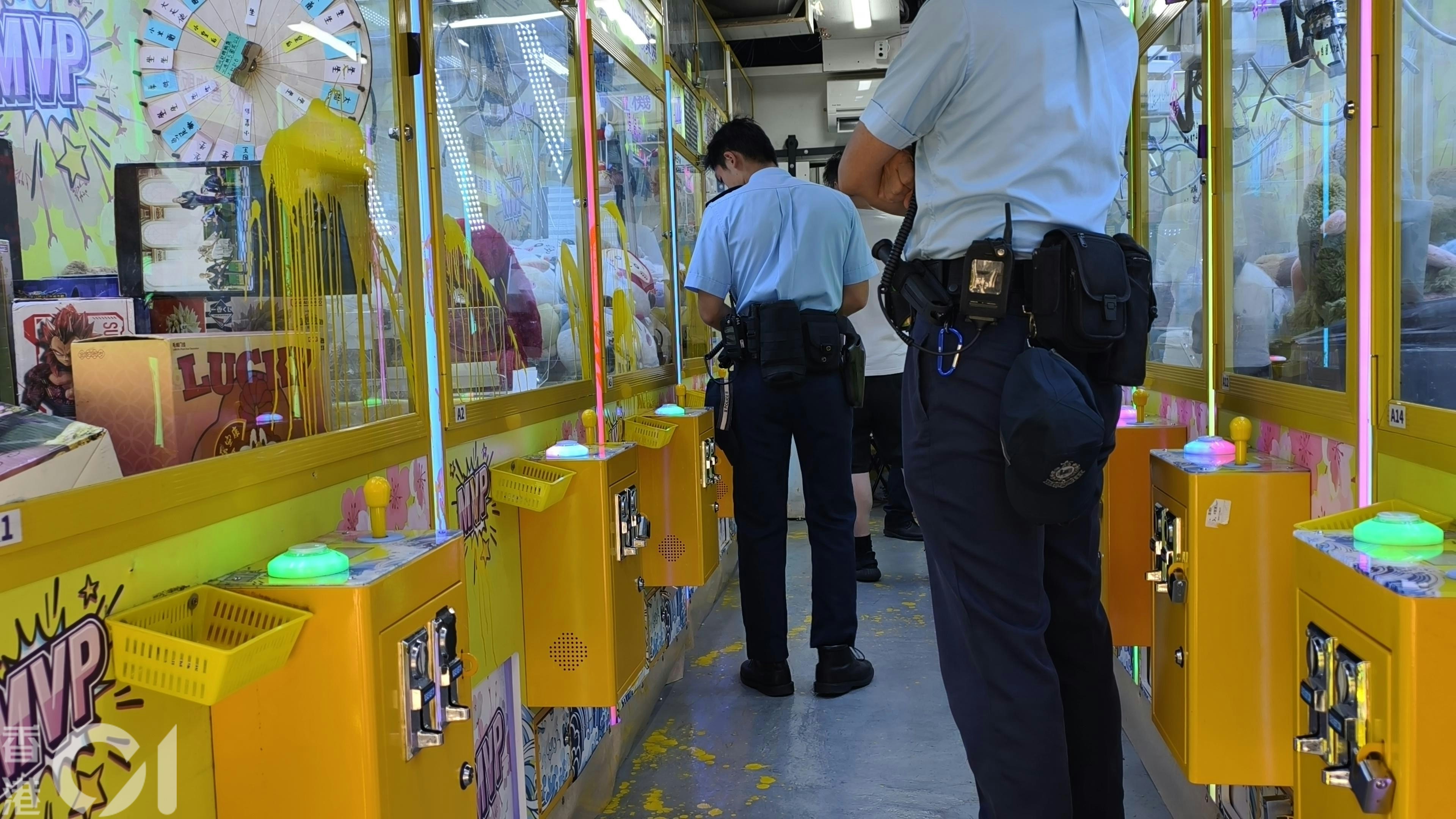 深水埗夾公仔舖遭淋黃油 22部機遭殃 警列刑毀調查