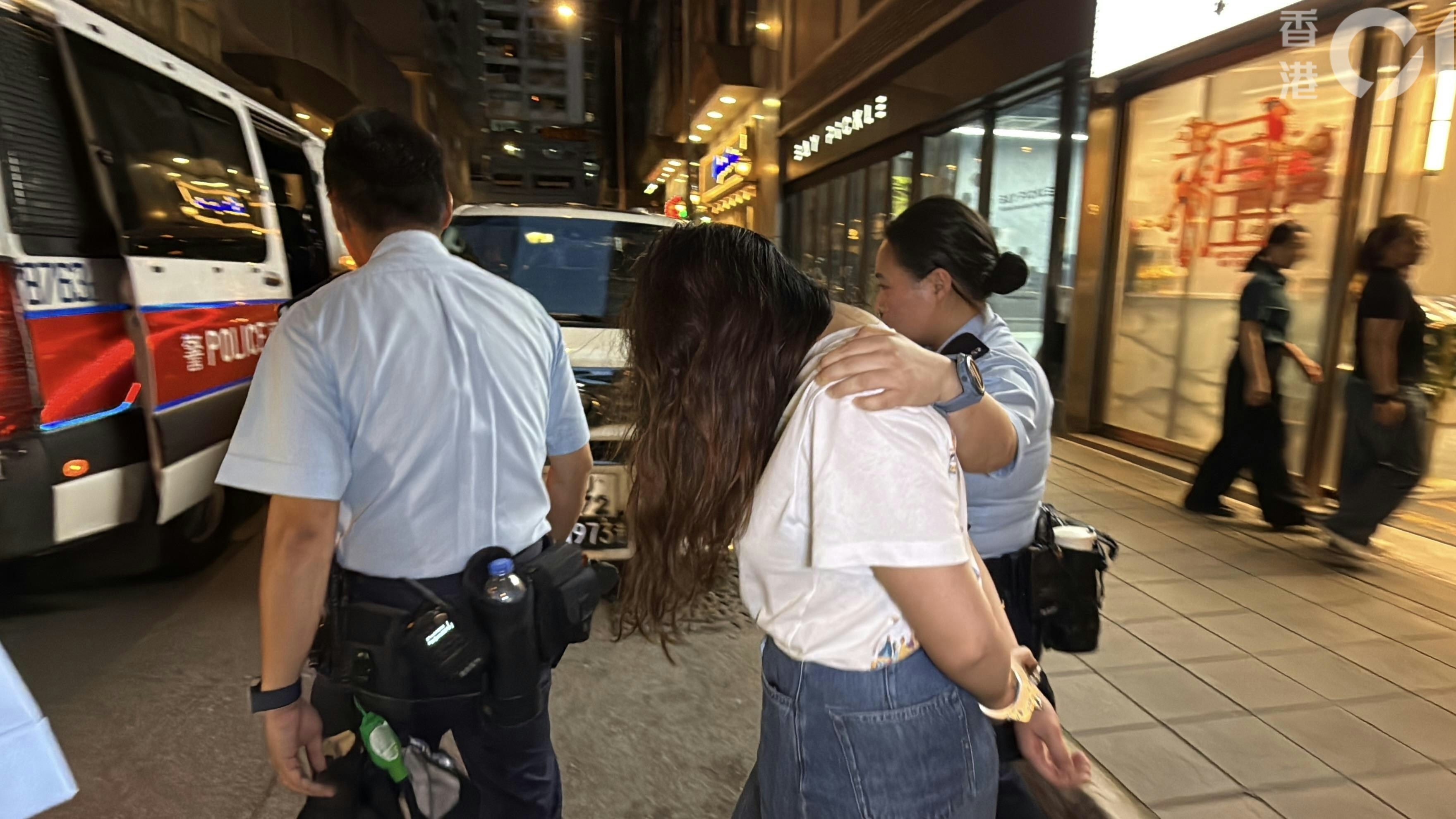 今日（14日）案發後，警方再拘捕一名涉案女主人，她雙手被反手鎖上手銬帶走。（羅日昇攝）