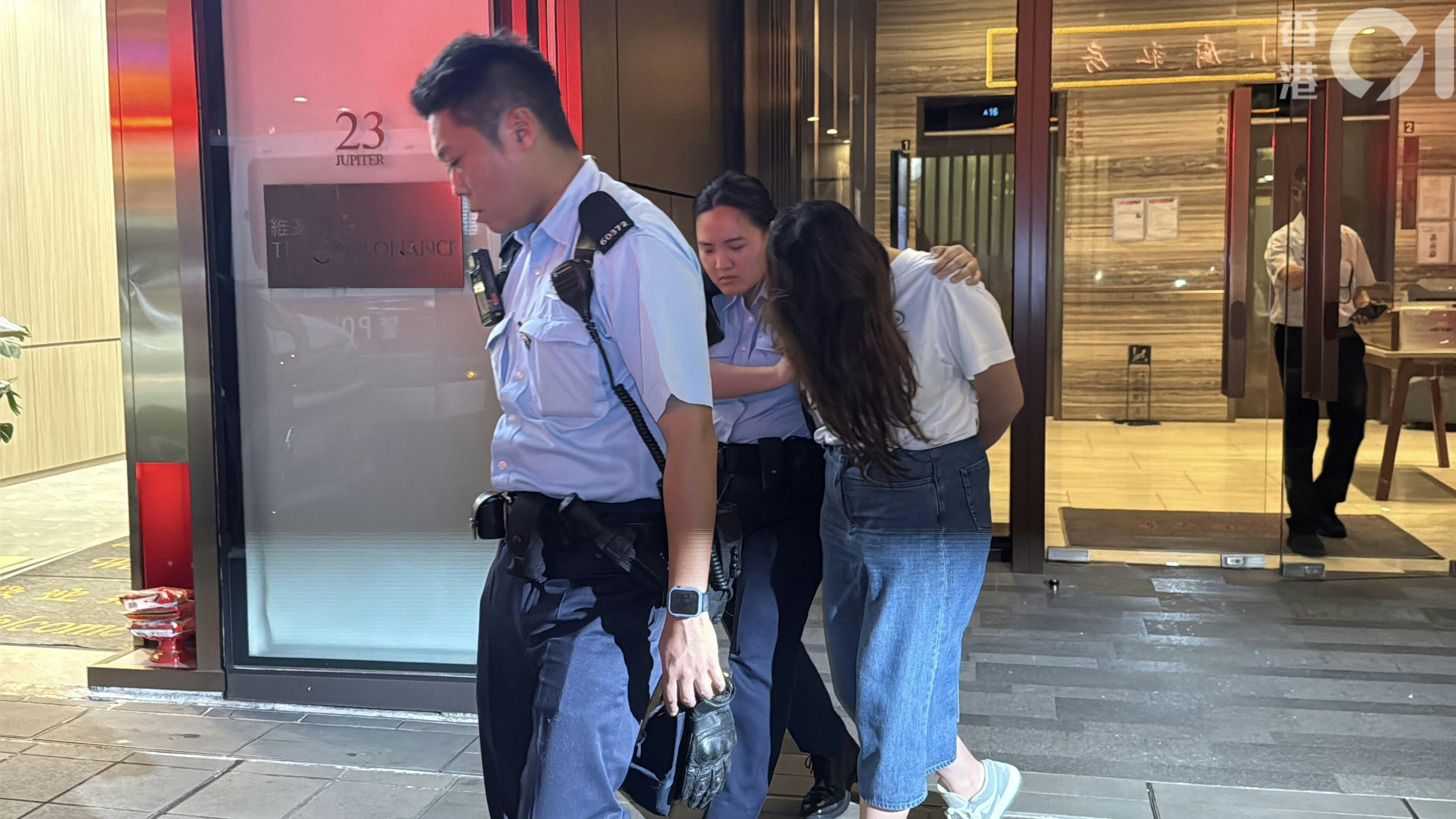 一名女子被捕，雙手被反手鎖上手銬帶走。（羅日昇攝）