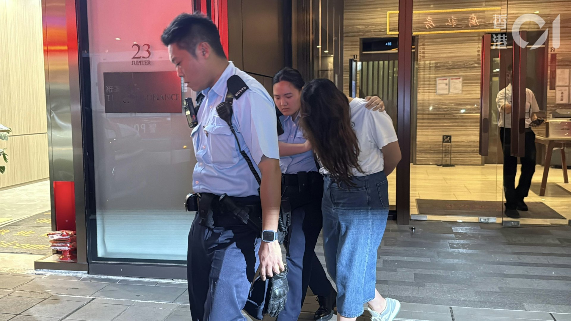 一名女子被捕,雙手被反手鎖上手銬帶走。(羅日昇攝) 一名女子被捕,雙手被反手鎖上手銬帶走。(羅日昇攝)