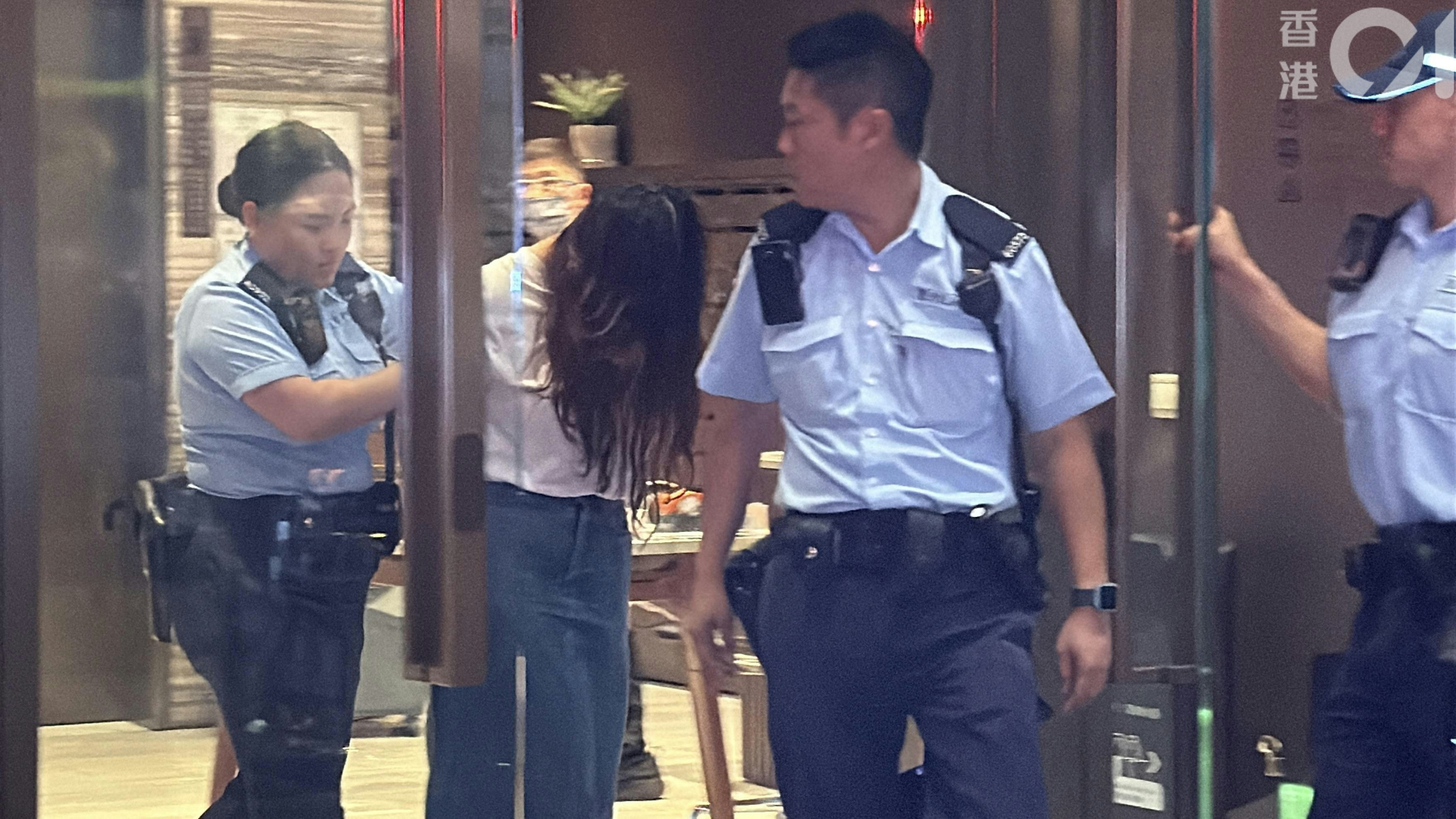 一名女子被捕，雙手被反手鎖上手銬帶走。（羅日昇攝）