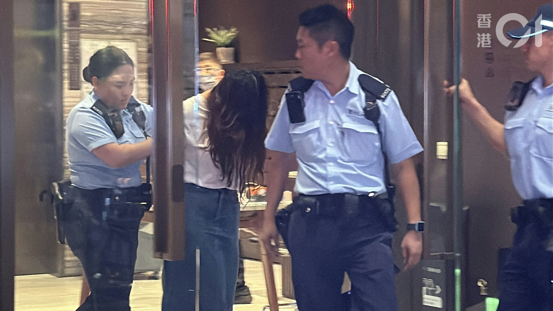 一名女子被捕,雙手被反手鎖上手銬帶走。(羅日昇攝) 一名女子被捕,雙手被反手鎖上手銬帶走。(羅日昇攝)