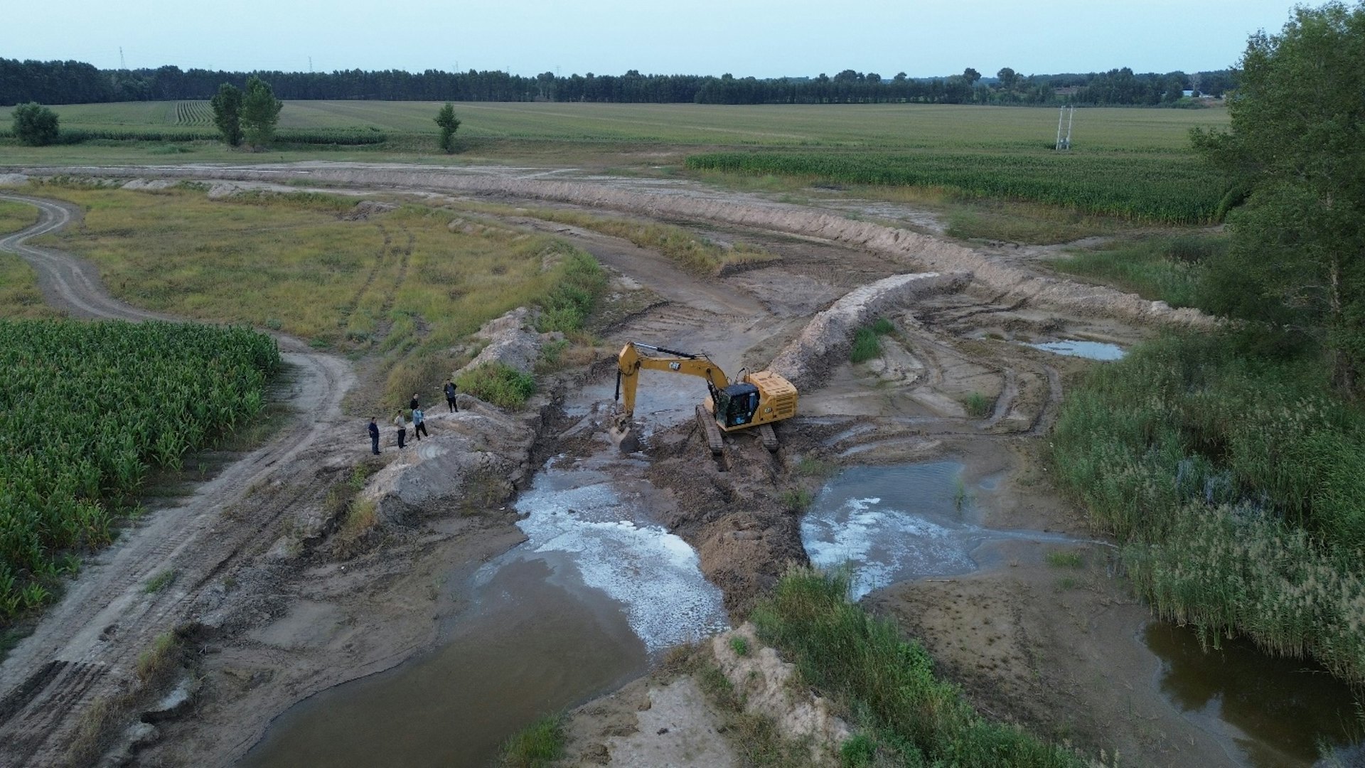 西遼河河道內,施工機械正在打通過流通道。 (中國水事) 西遼河河道內,施工機械正在打通過流通道。 (中國水事)