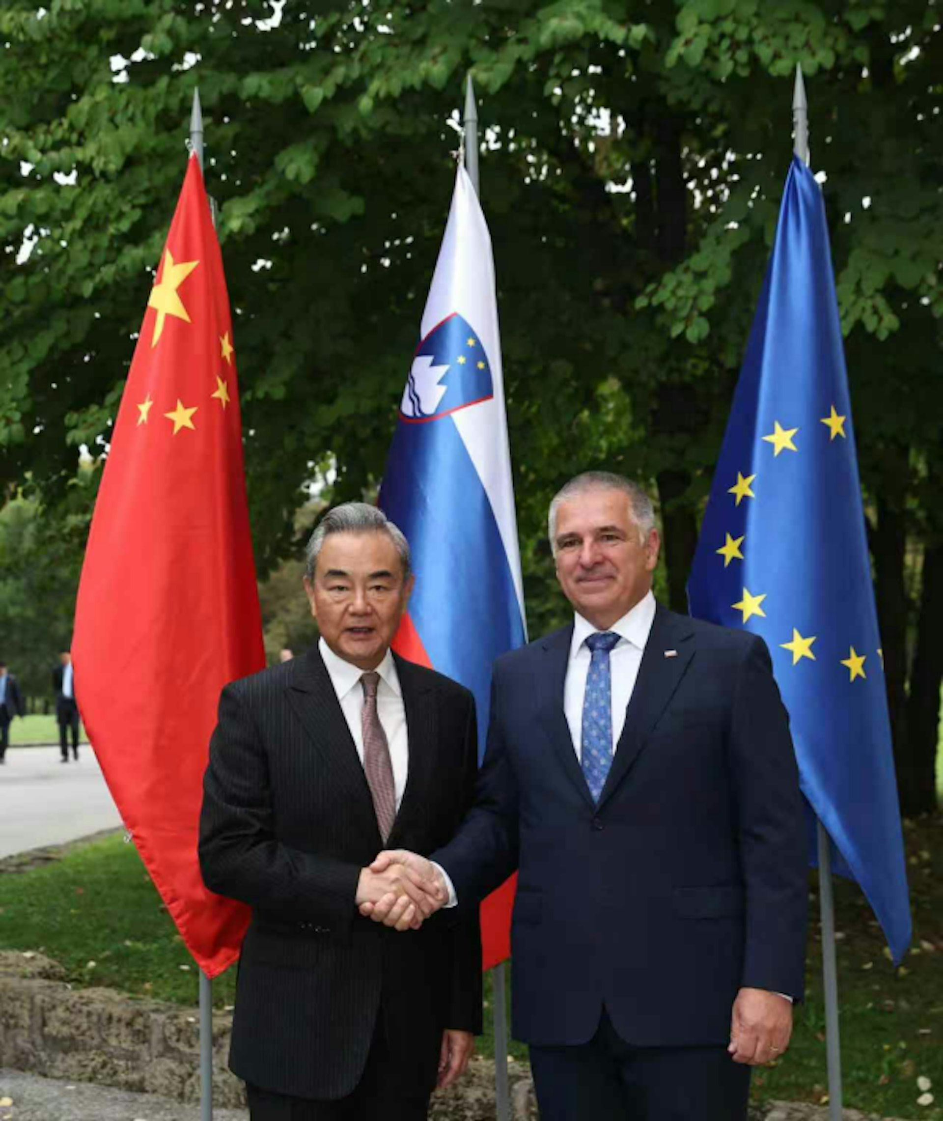 2025年9月14日,中共中央政治局委員、外交部長王毅在盧布爾雅那(Ljubljana)與斯洛文尼亞國民委員會主席洛特里奇(Marko LOTRIČ)會面。(中國外交部圖片)