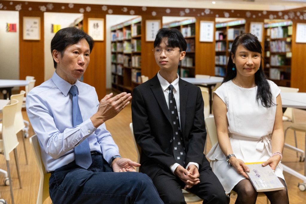 嗇色園主辦可藝中學數學科老師黃敬輝（左）帶領學生參觀香港最高學府，助燃起學生奮鬥目標，並鼓勵他們追夢。（夏家朗攝）