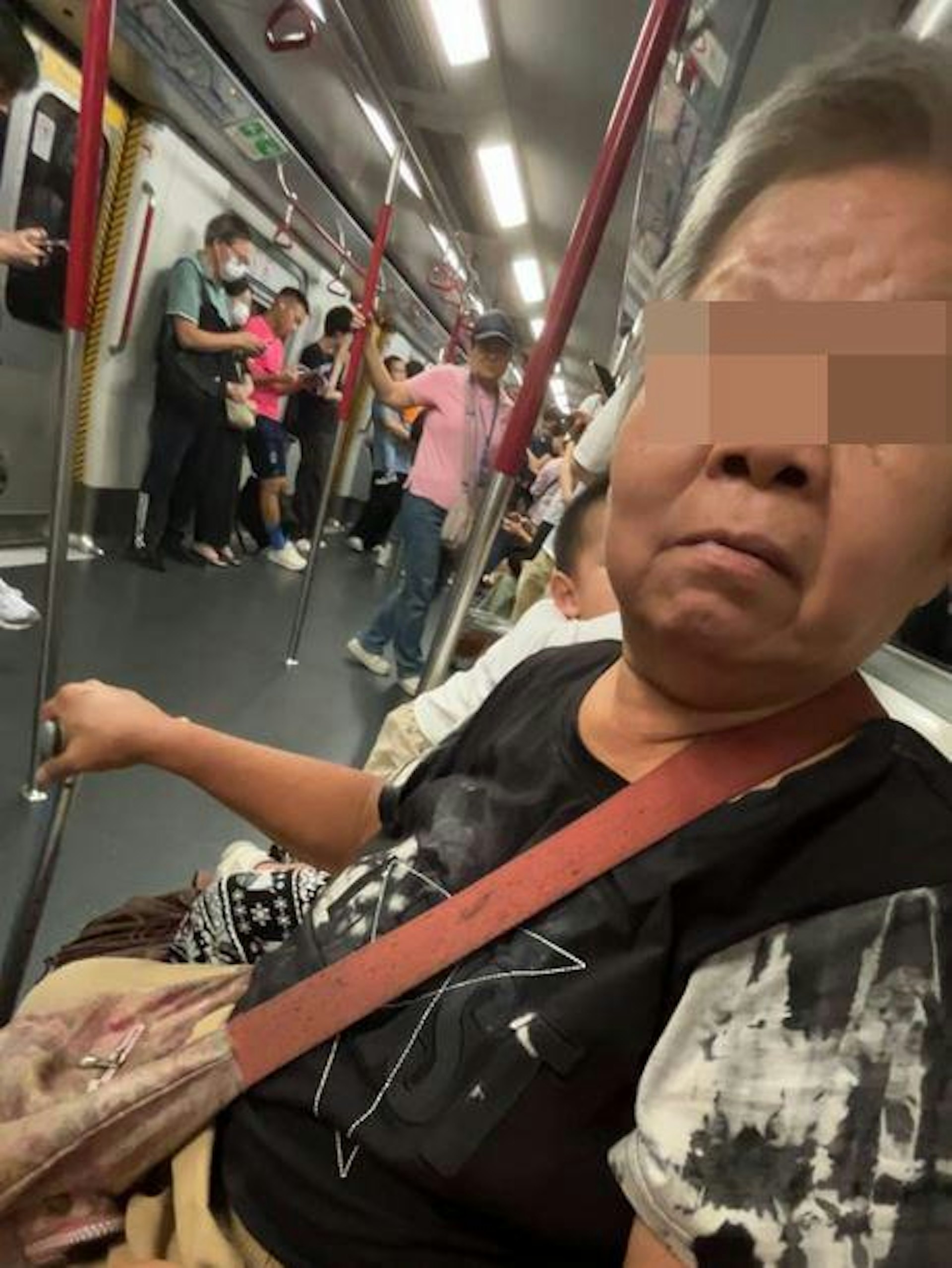 有港女於社交平台發布影片,指乘搭港鐵時有1名阿婆揮動拐杖呼喝要求乘客讓座。(Threads@vsumsum)