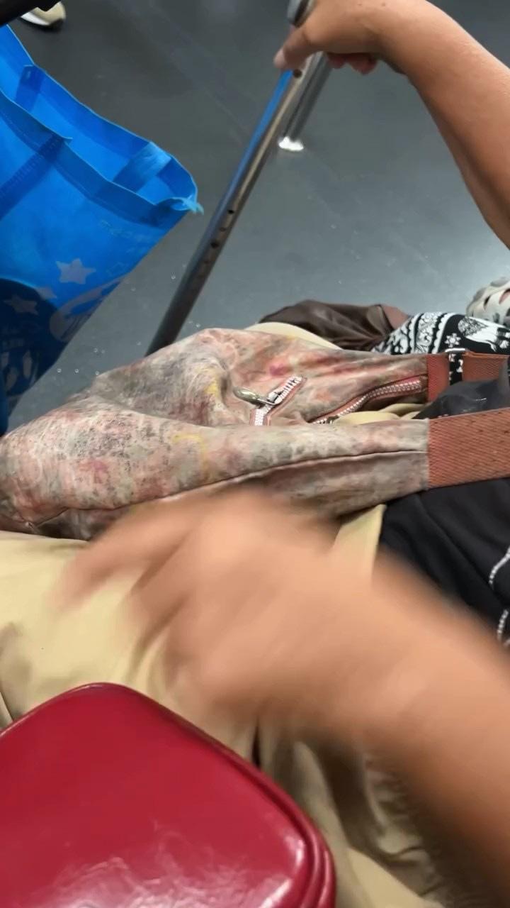 阿婆大動作指罵樓主，並明顯碰撞到手機鏡頭。（Threads@vsumsum）