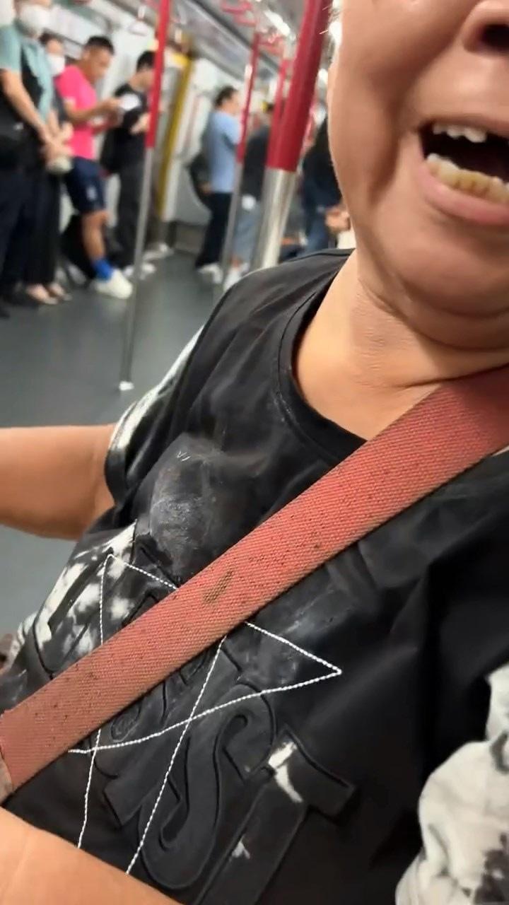 阿婆正大動作指罵樓主，並明顯碰撞到手機鏡頭。（Threads@vsumsum）