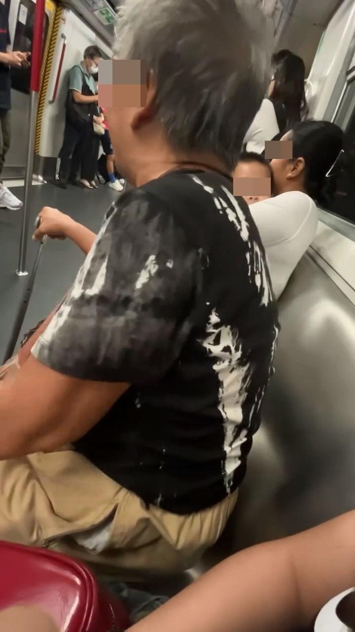 有男女乘客看不過眼，圍攻阿婆。（Threads@vsumsum）