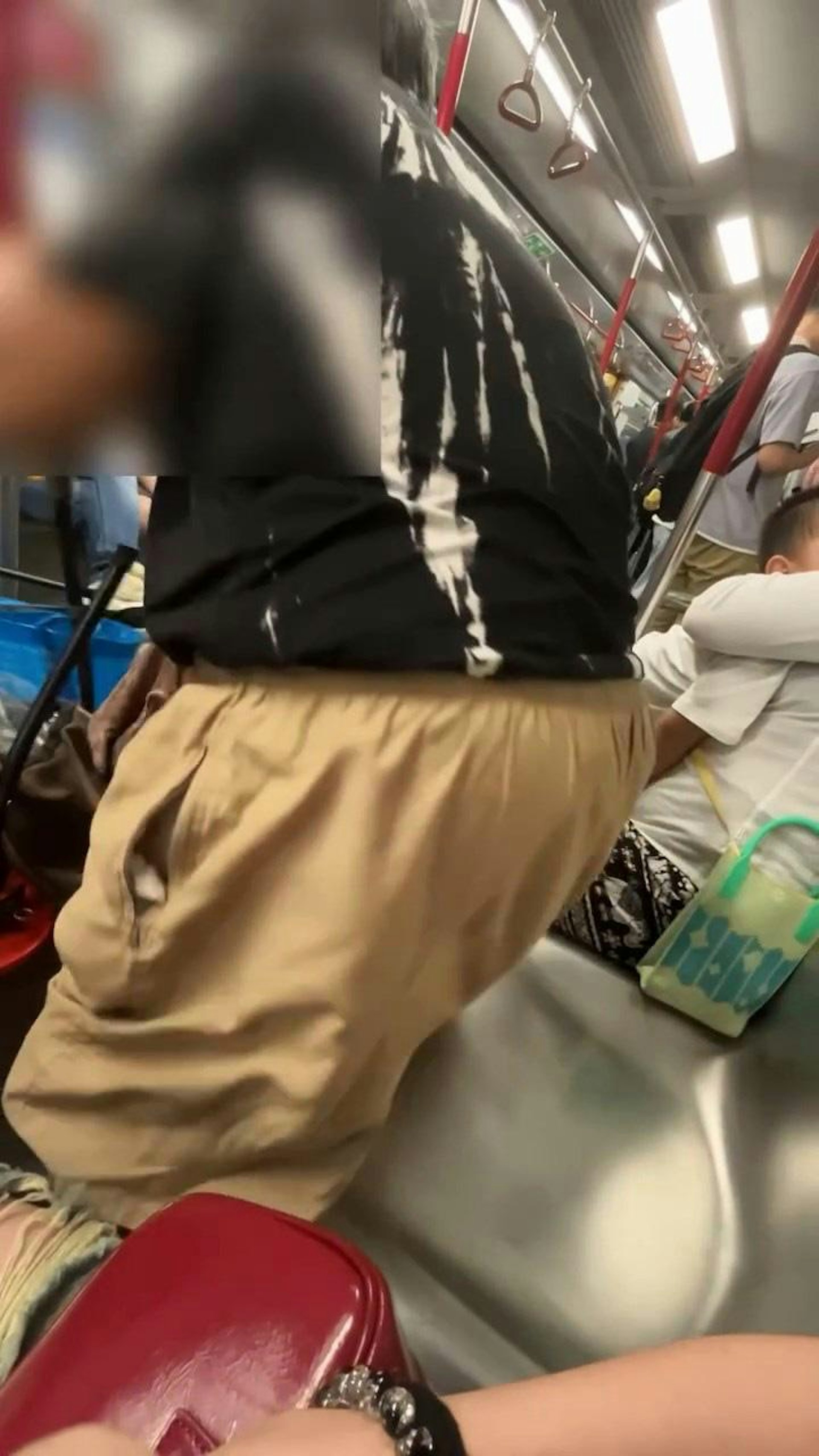 女乘客說完後,阿婆即站起身拉着手推車急步走向門口。(Threads@vsumsum)