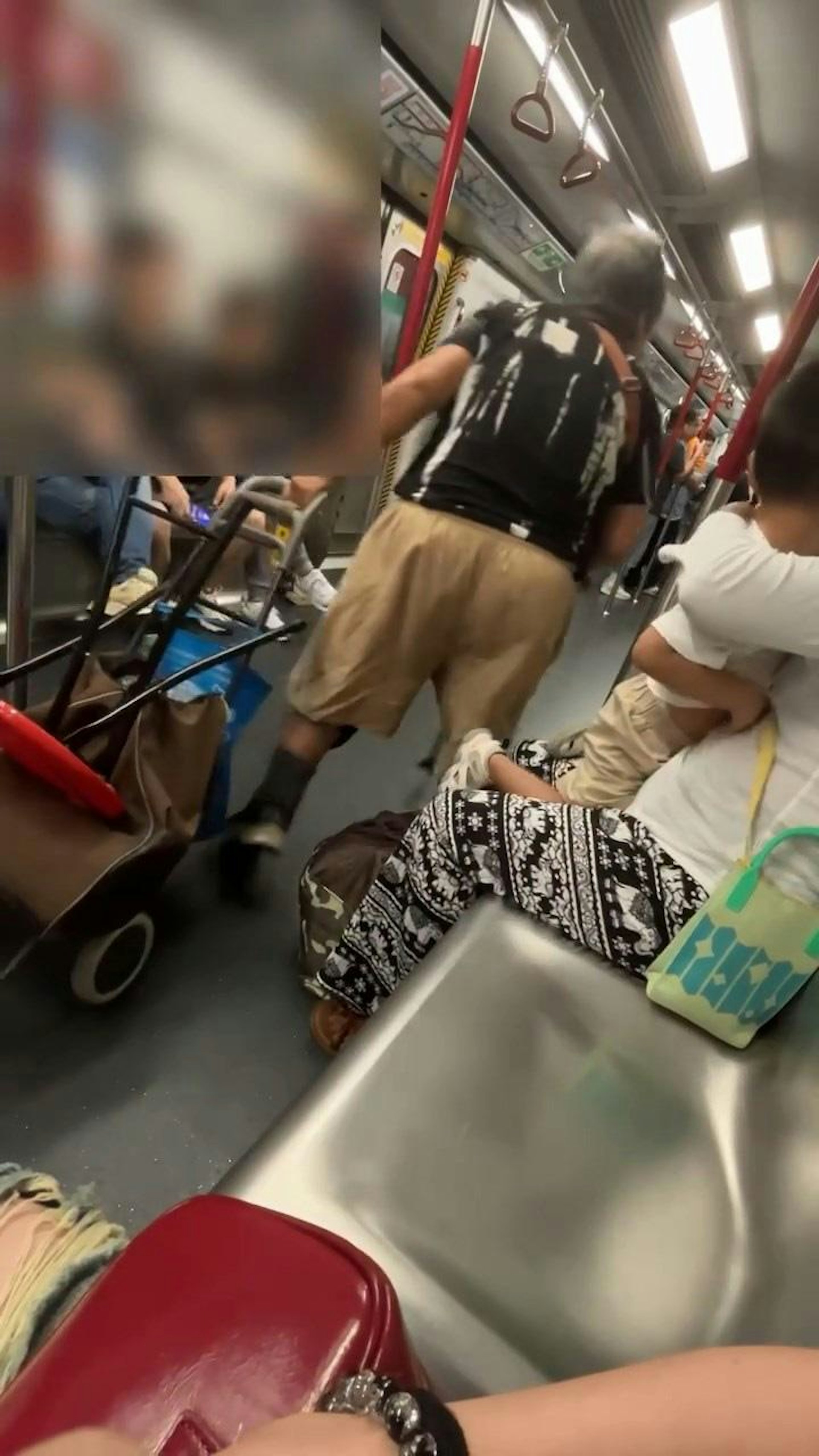 女乘客說完後,阿婆即站起身拉着手推車急步走向門口。(Threads@vsumsum)