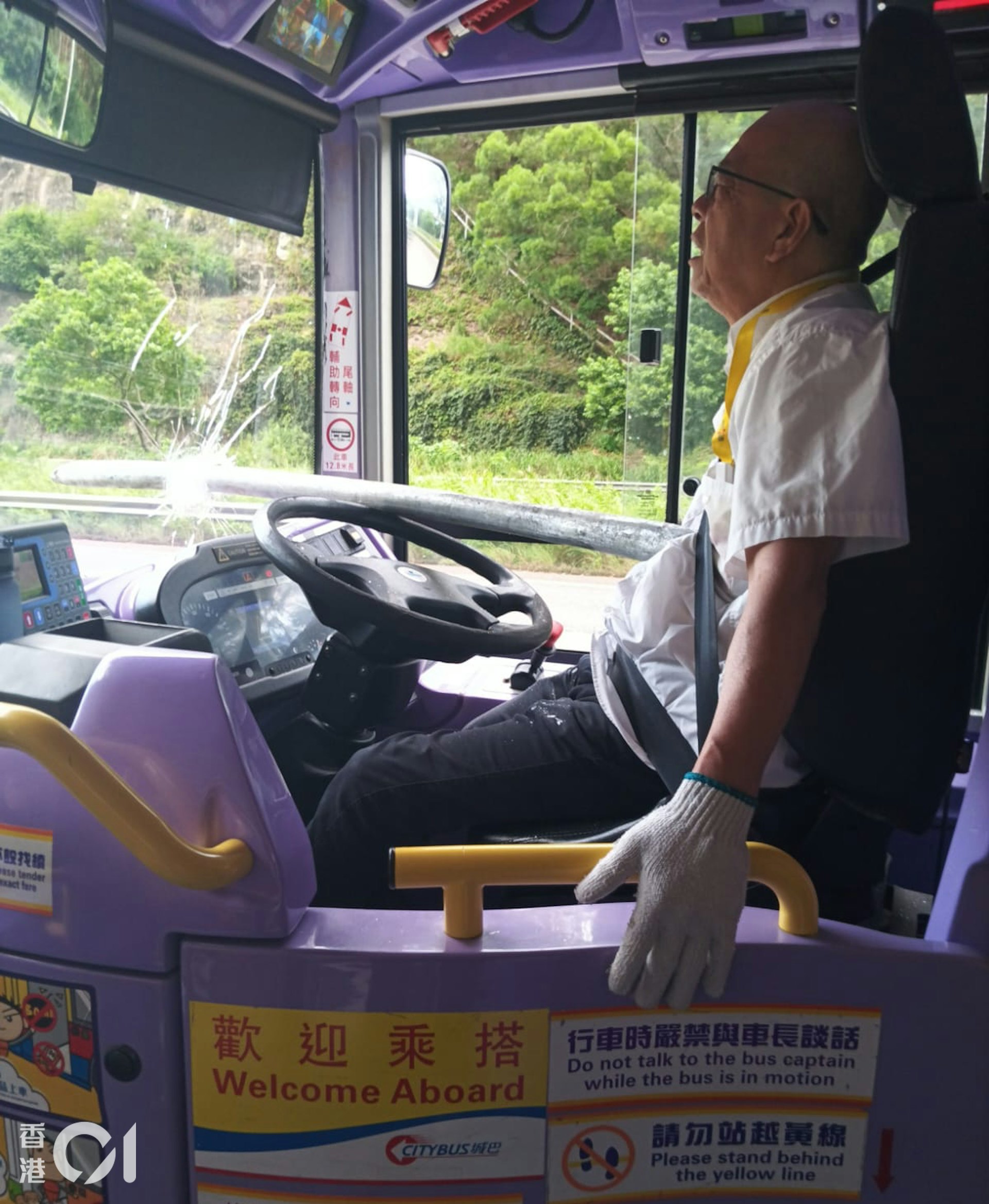 鐵通飛插入城巴車頭擋風玻璃,直捅巴士車長胸口,幸有驚無險。(乘客羅先生提供)