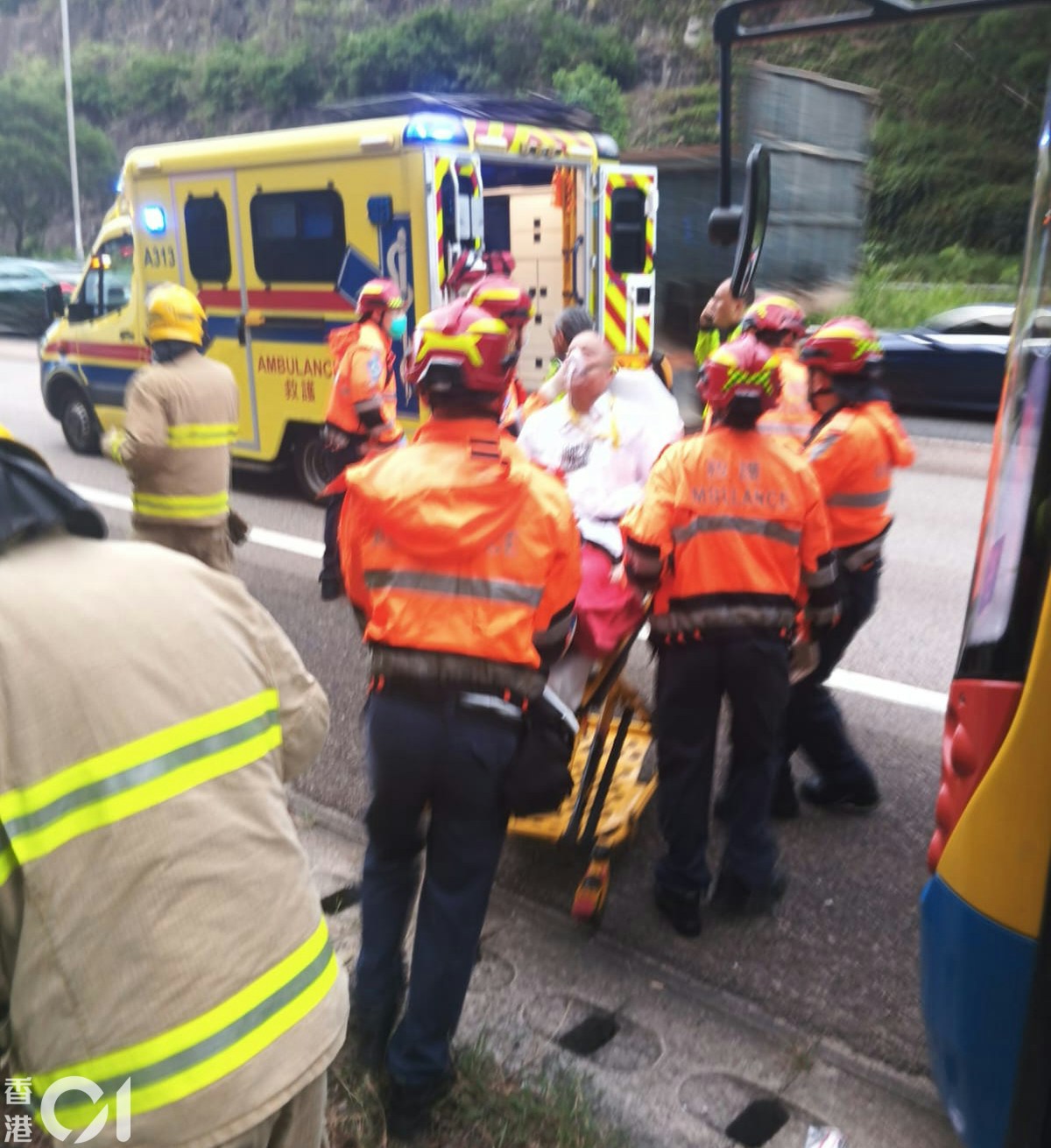 一輛城巴沿青朗公路往元朗方向行駛，出大欖隧道離開轉車站後，突有鐵通飛插入擋風玻璃，直捅巴士車長胸口，他幸仍清醒，獲救後戴上氧氣罩送院。（乘客羅先生提供）