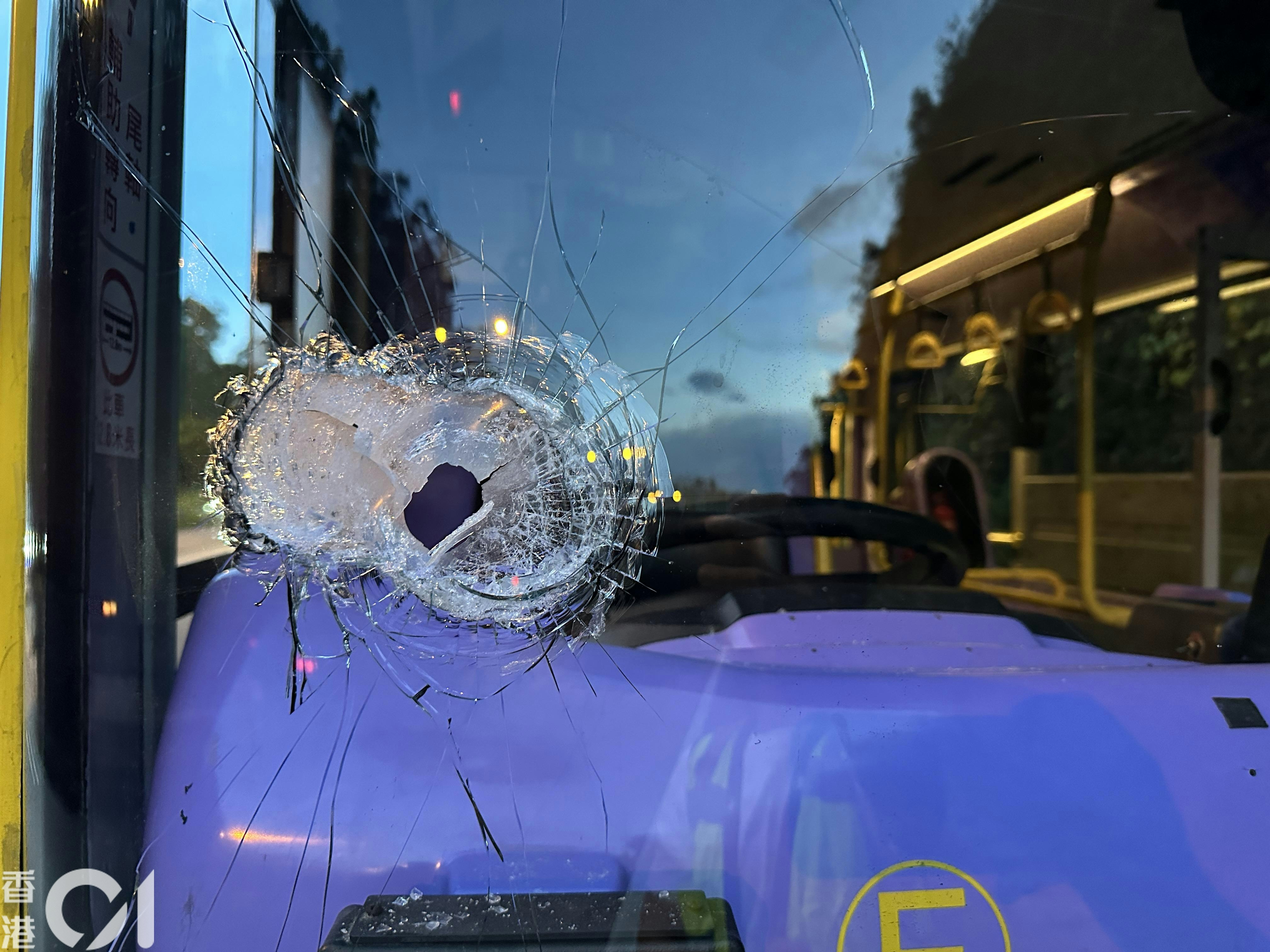 一輛城巴沿青朗公路往元朗方向行駛，出大欖隧道離開轉車站後，突有鐵通飛插入擋風玻璃，直捅巴士車長胸口。意外後巴士擋風玻璃留下一個洞。（王譯揚攝）