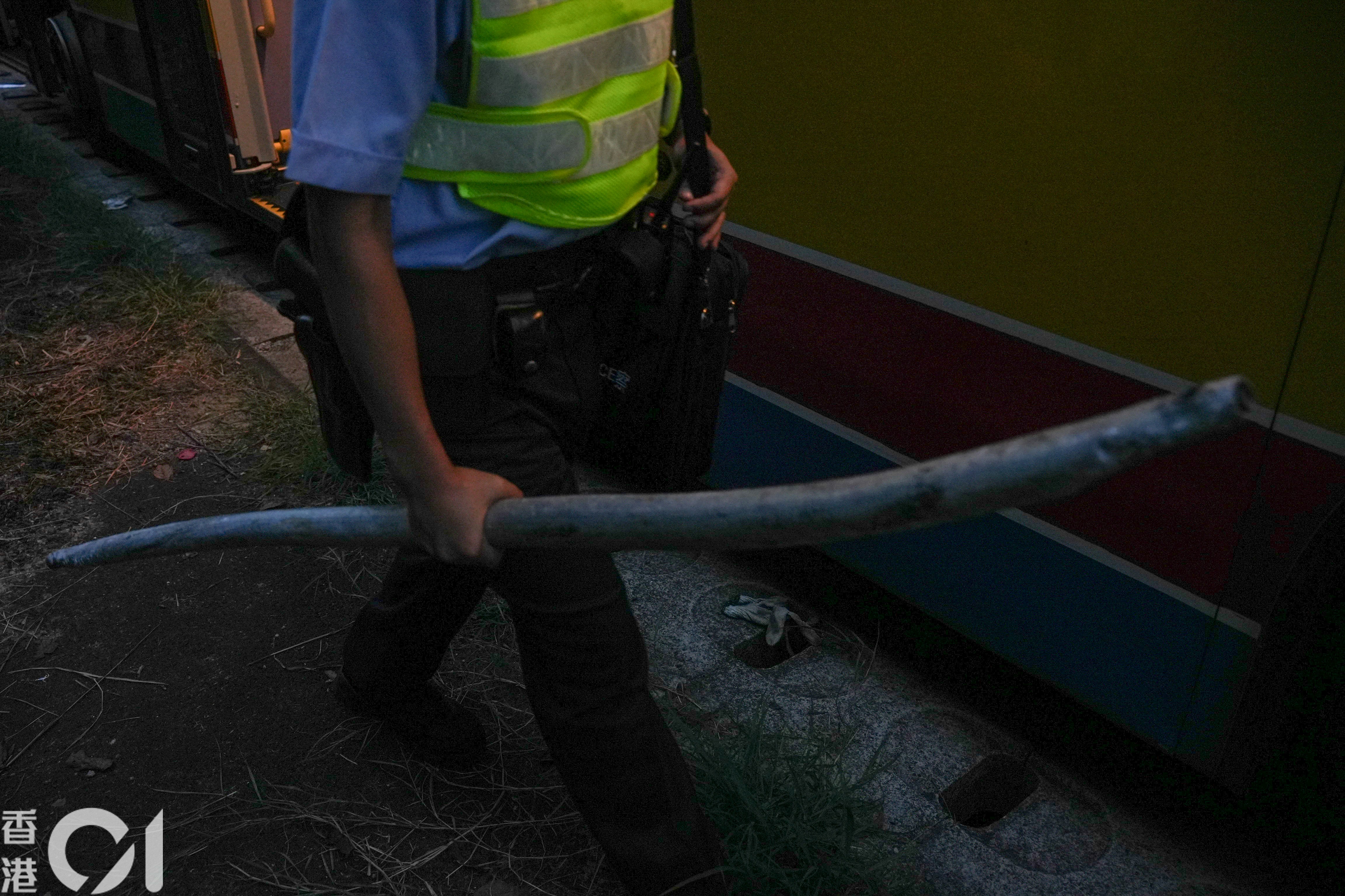 一輛城巴沿青朗公路往元朗方向行駛，出大欖隧道離開轉車站後，突有鐵通飛插入擋風玻璃，直捅巴士車長胸口。意外後巴士擋風玻璃留下一個洞。涉事鐵通高如成年男子，事後由警員檢走調查。（左朗星攝）