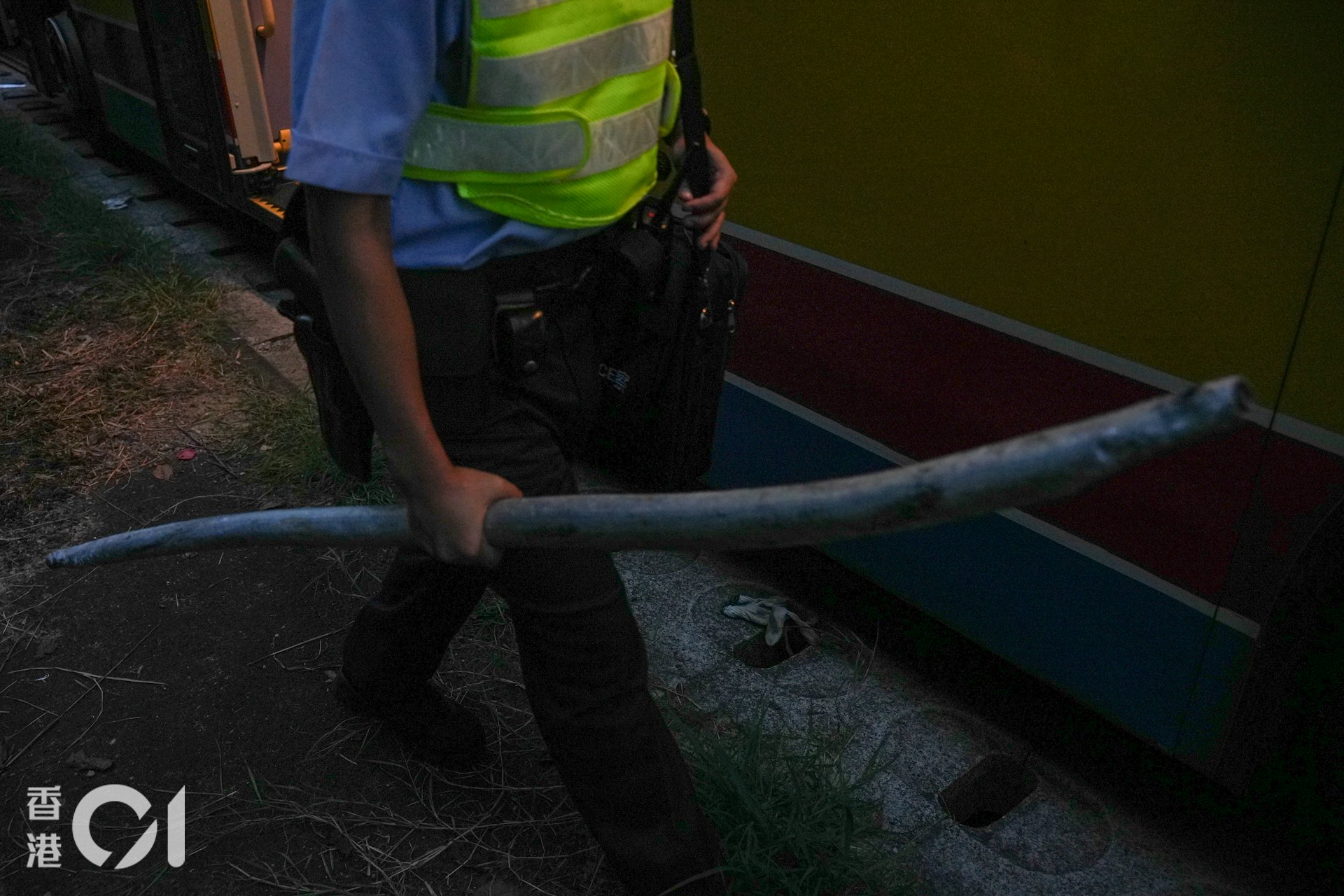 一輛城巴沿青朗公路往元朗方向行駛,出大欖隧道離開轉車站後,突有鐵通飛插入擋風玻璃,直捅巴士車長胸口。意外後巴士擋風玻璃留下一個洞。涉事鐵通高如成年男子,事後由警員檢走調查。(左朗星攝)