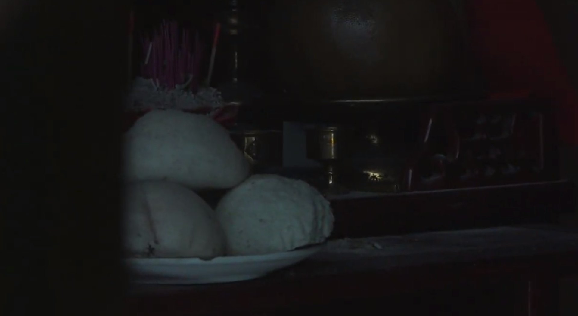 新福記原址門口的神台櫃仍放有包點及一個霉爛柚子。(楊凱力攝) 新福記原址門口的神台櫃仍放有包點及一個霉爛柚子。(楊凱力攝)