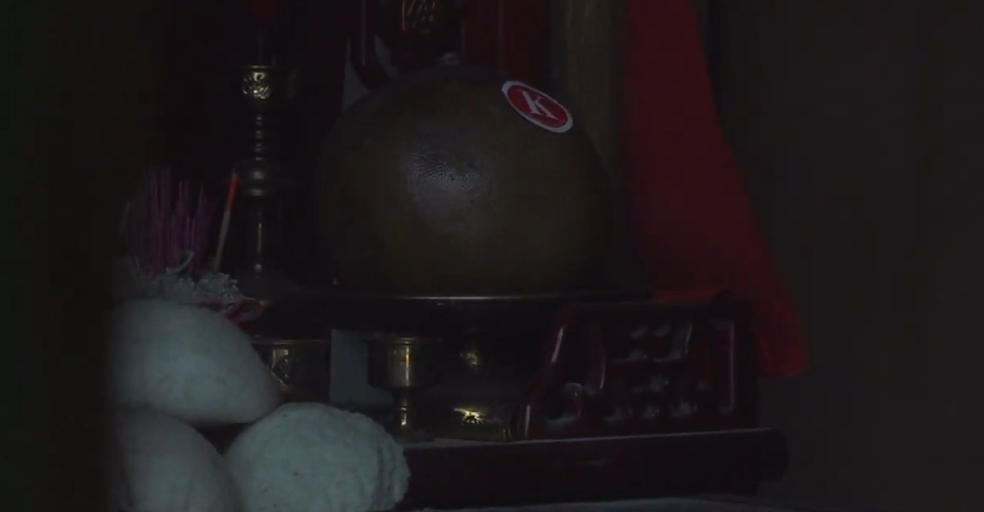 新福記原址門口的神台櫃仍放有包點及一個霉爛柚子。(楊凱力攝) 新福記原址門口的神台櫃仍放有包點及一個霉爛柚子。(楊凱力攝)