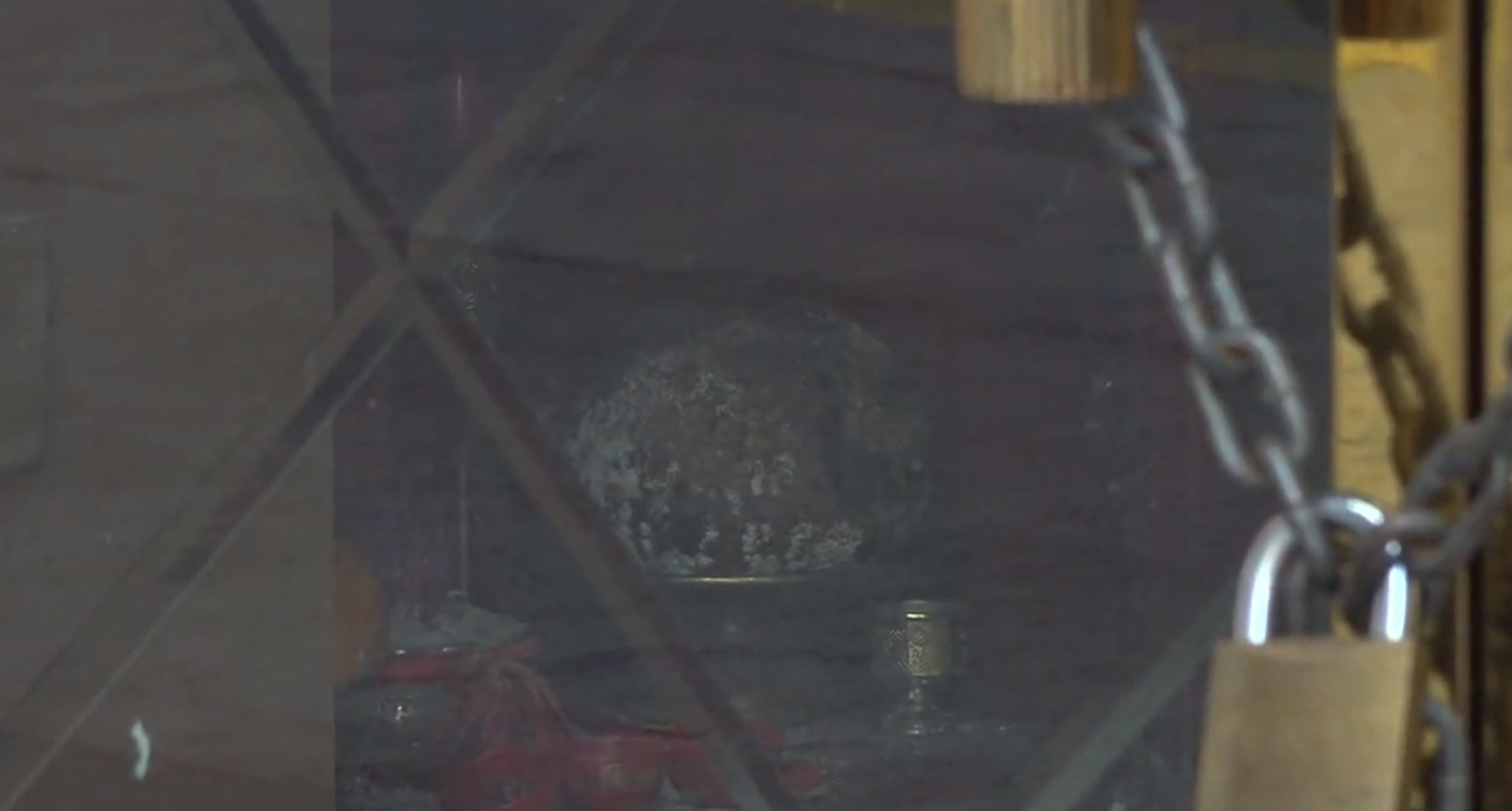 新福記原址門口的神台櫃仍放有包點及一個霉爛柚子。(楊凱力攝) 新福記原址門口的神台櫃仍放有包點及一個霉爛柚子。(楊凱力攝)