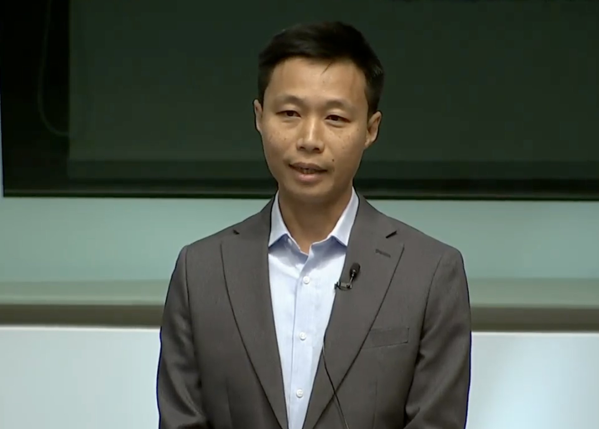 9月18日,行政長官李家超到立法會出席《施政報告》答問會,勞聯立法會議員林振昇發問。(直播截圖)