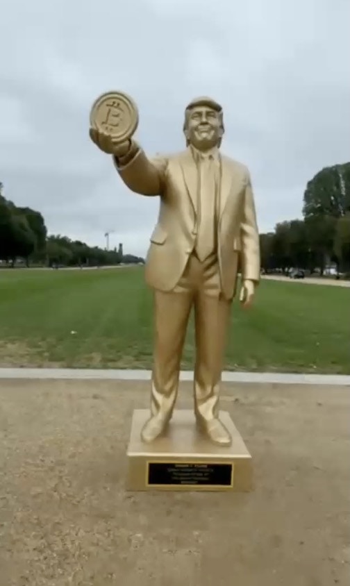 特朗普Bitcon金色像现身华府“向支持加密货币的总统致敬”