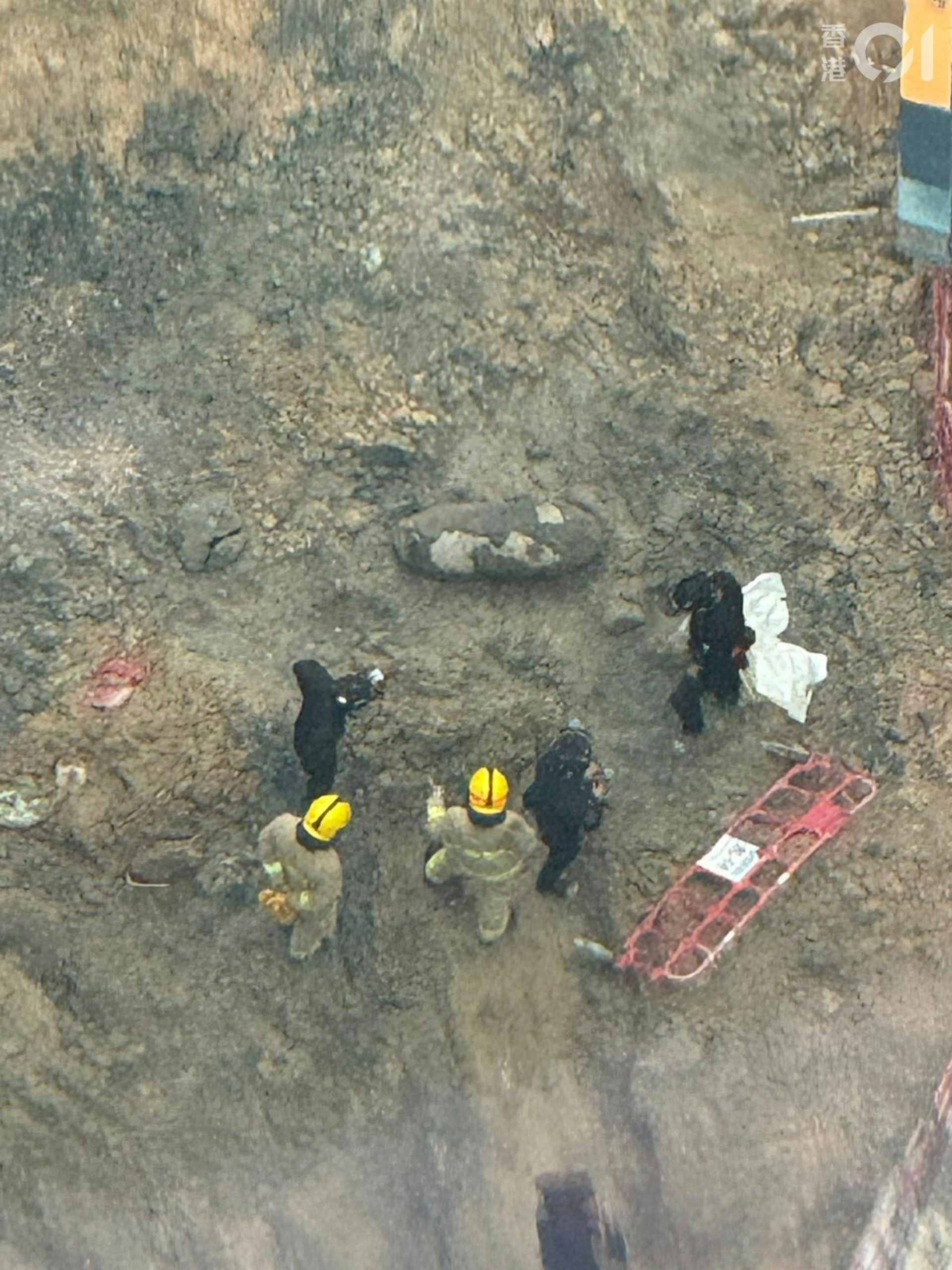 鲗鱼涌滨海街地盘发现怀疑战时炸弹。 (读者提供)